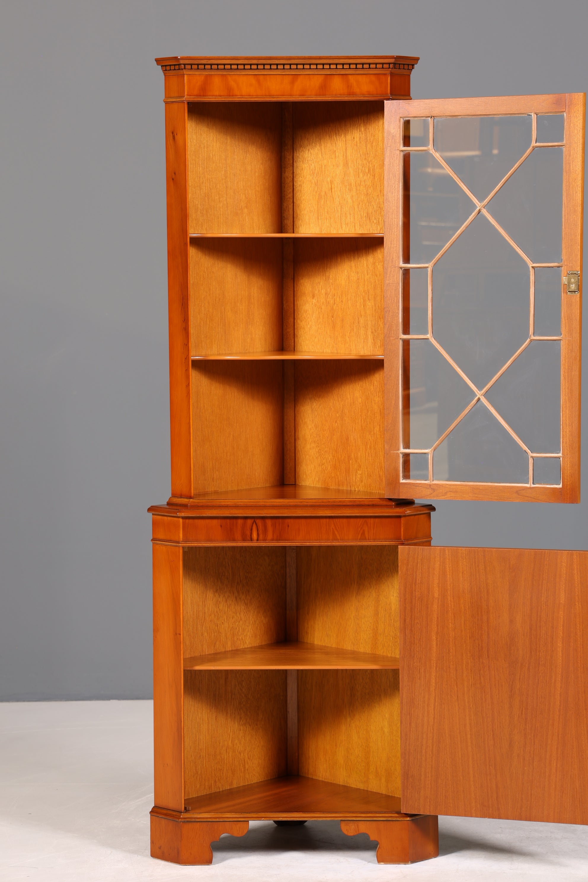 Wunderschöne Englische Eckvitrine Antik 60s echt Holz Schrank Eckschrank Glasvitrine Vitrine