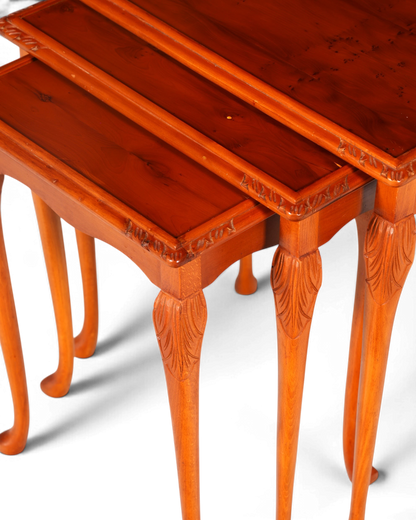 Hauptstadt Möblerei 3er Beistelltisch Set im Chippendale Stil aus massivem Holz mit barocken Schnitzereien