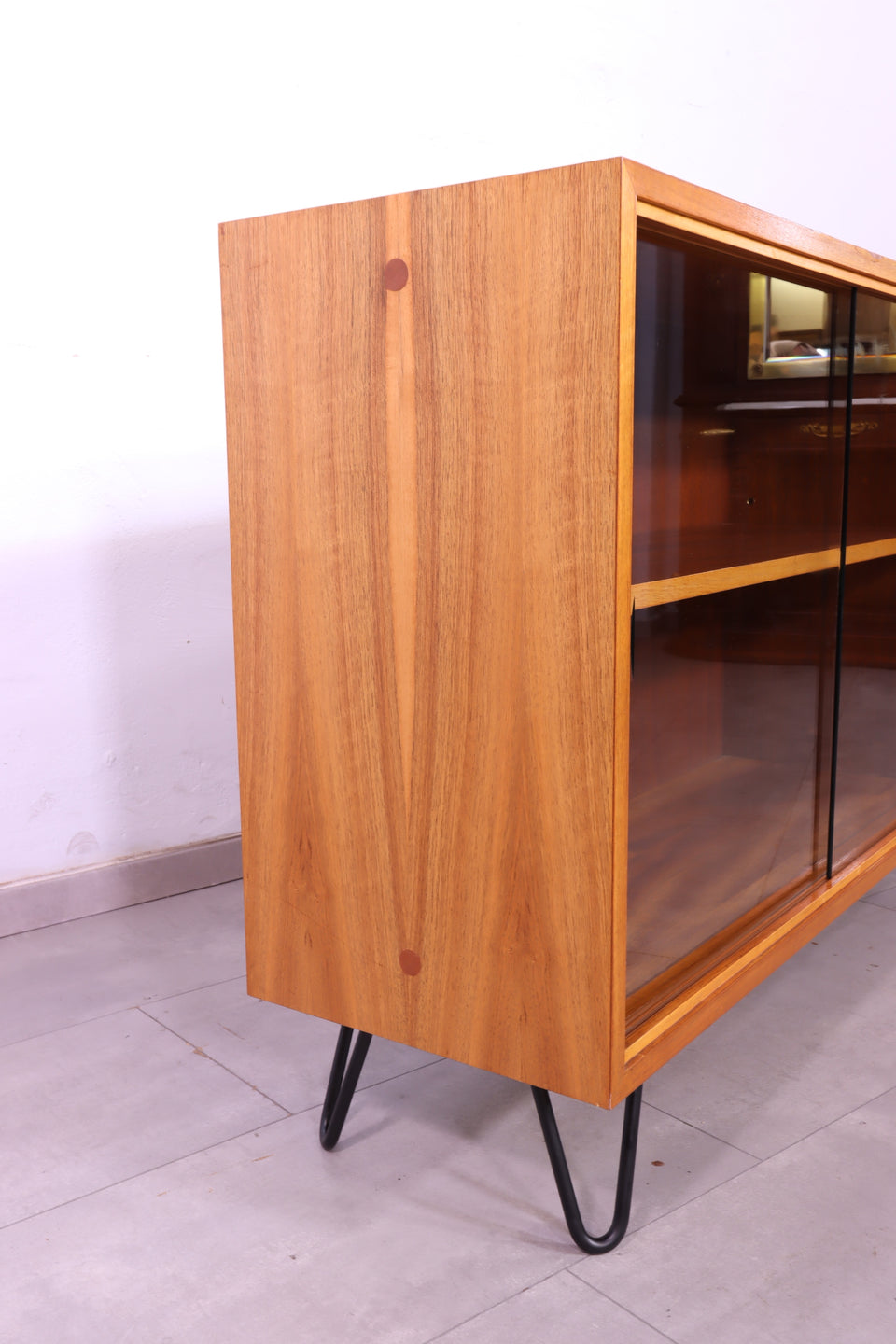 Schlichtes Mid Century Sideboard Vintage Kommode Nussbaum Vitrine Hairpin Legs