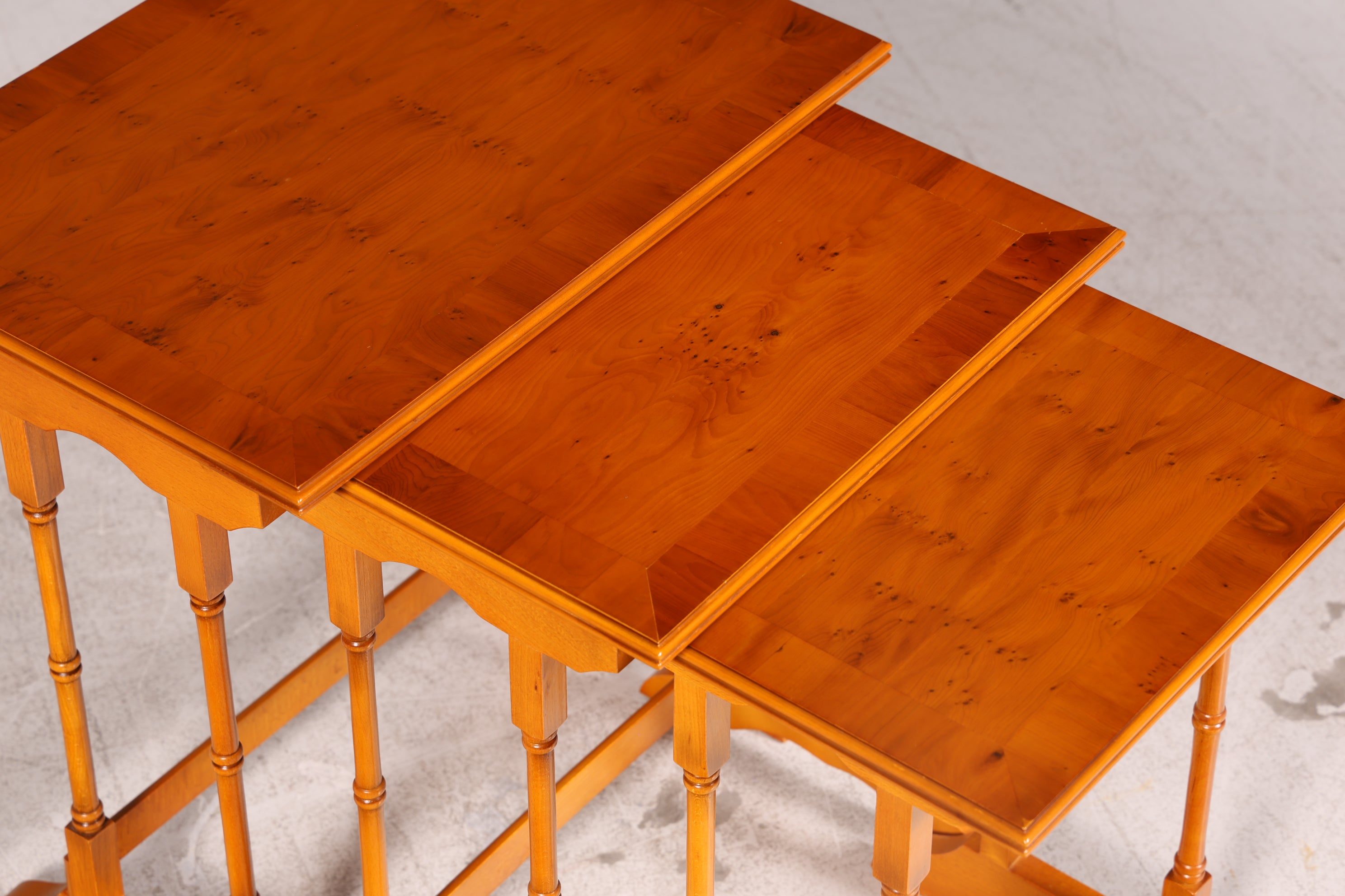 Filigranes Englisches Tisch Set Couchtisch 3er Satz Eibe Ablagetisch Beistelltisch Satztische Antik Vintage