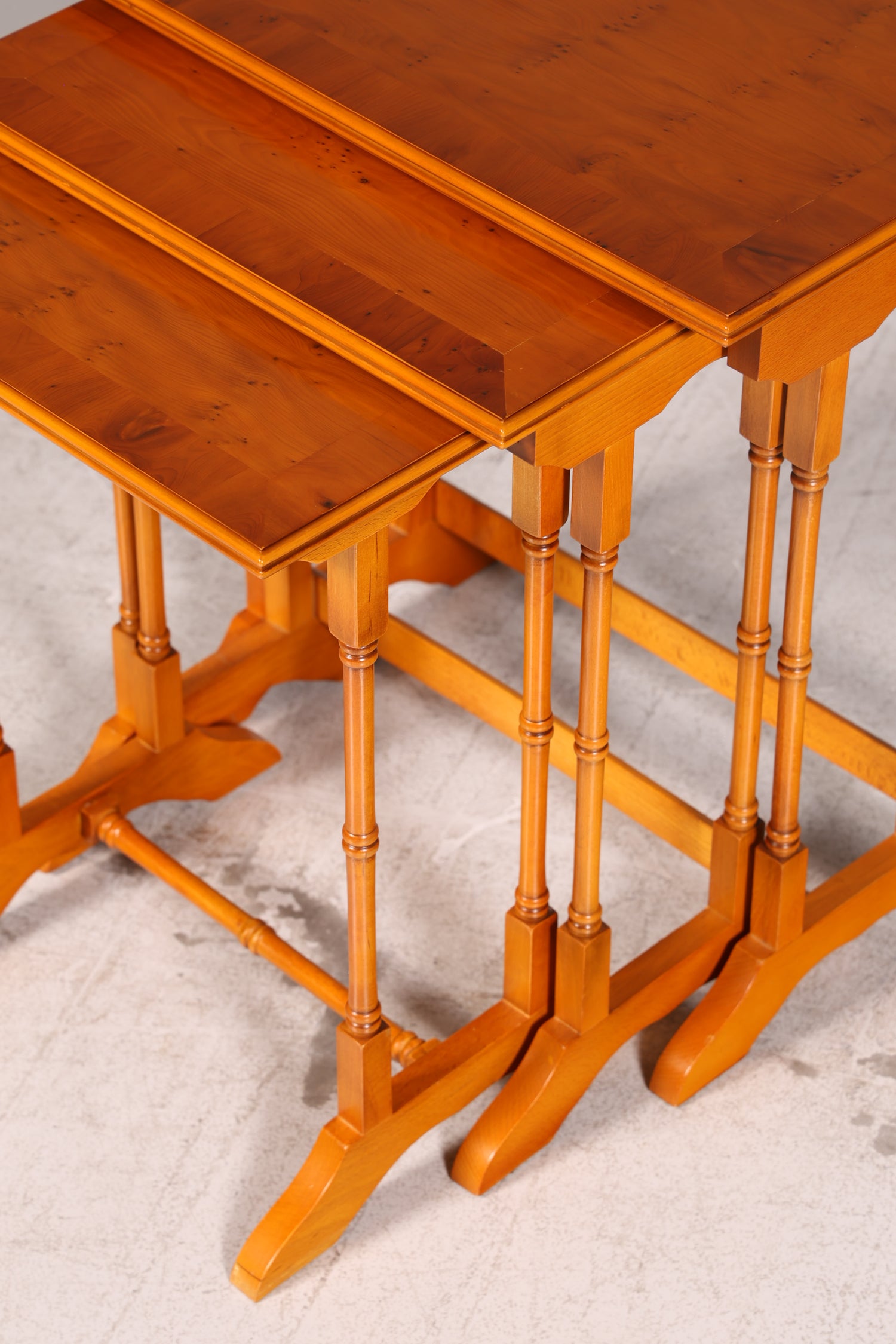 Filigranes Englisches Tisch Set Couchtisch 3er Satz Eibe Ablagetisch Beistelltisch Satztische Antik Vintage