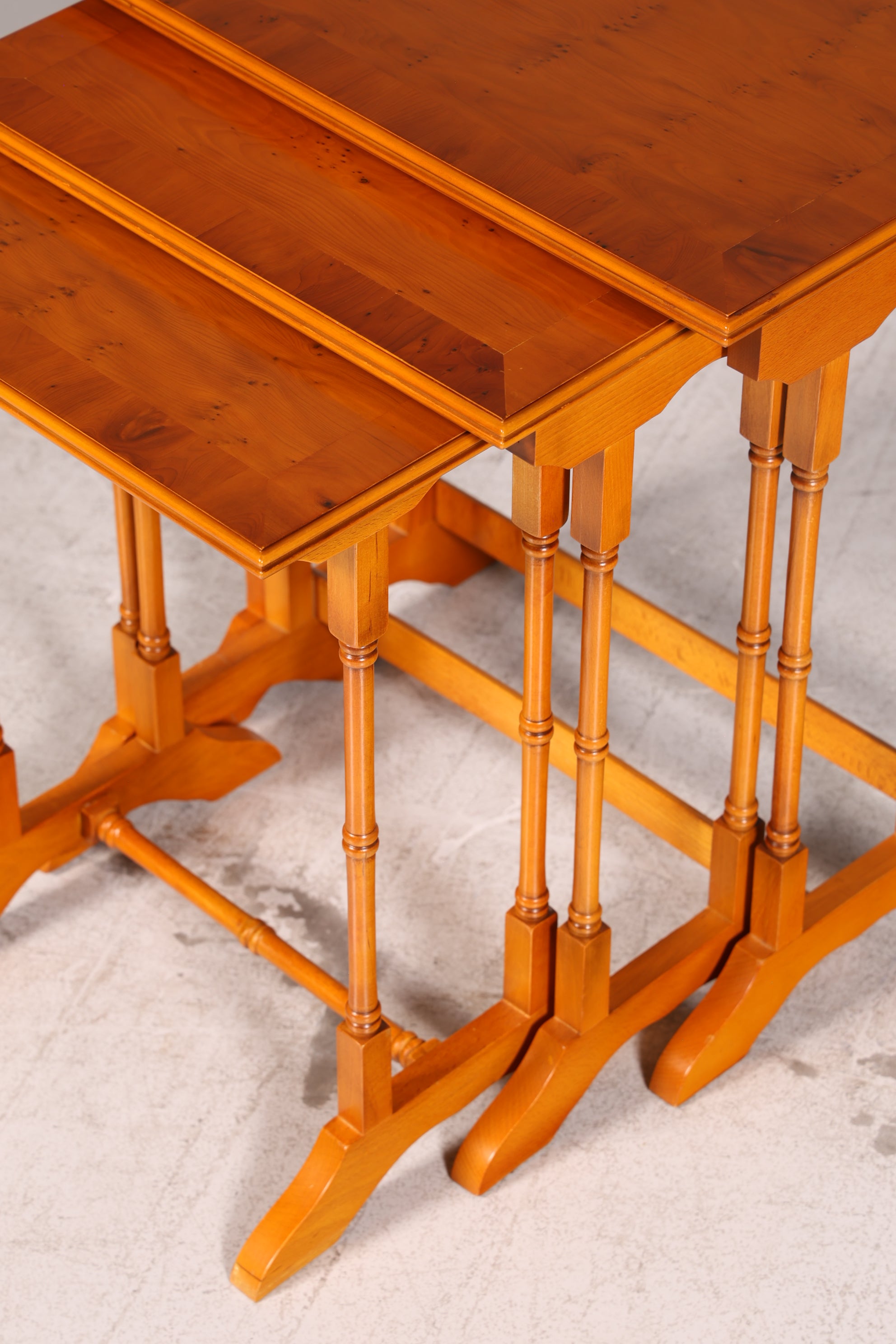 Filigranes Englisches Tisch Set Couchtisch 3er Satz Eibe Ablagetisch Beistelltisch Satztische Antik Vintage