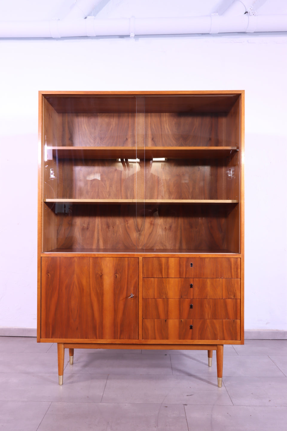Wunderschönes Mid Century Vitrine Retro Highboard Nussbaum Schrank Kommode