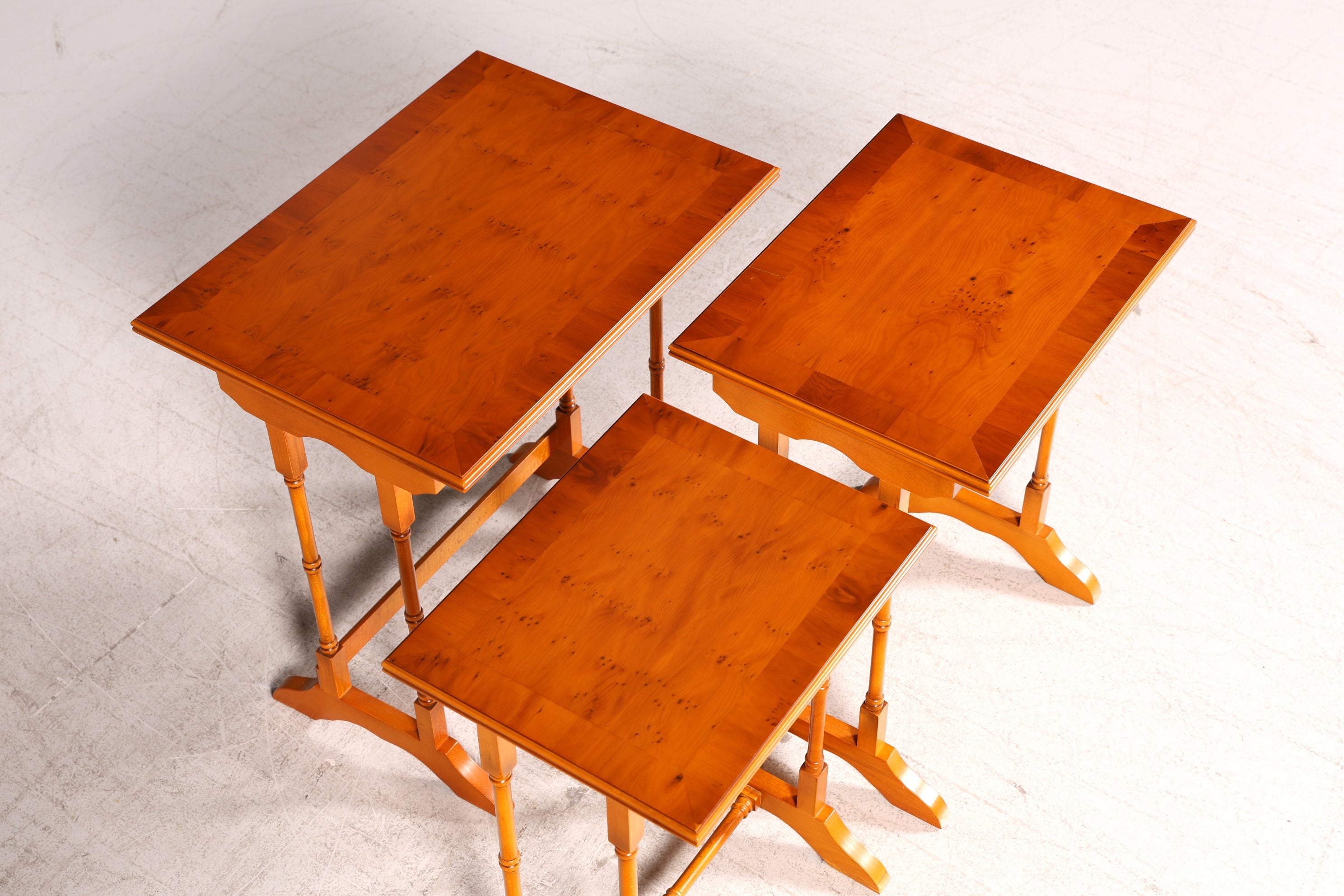 Filigranes Englisches Tisch Set Couchtisch 3er Satz Eibe Ablagetisch Beistelltisch Satztische Antik Vintage