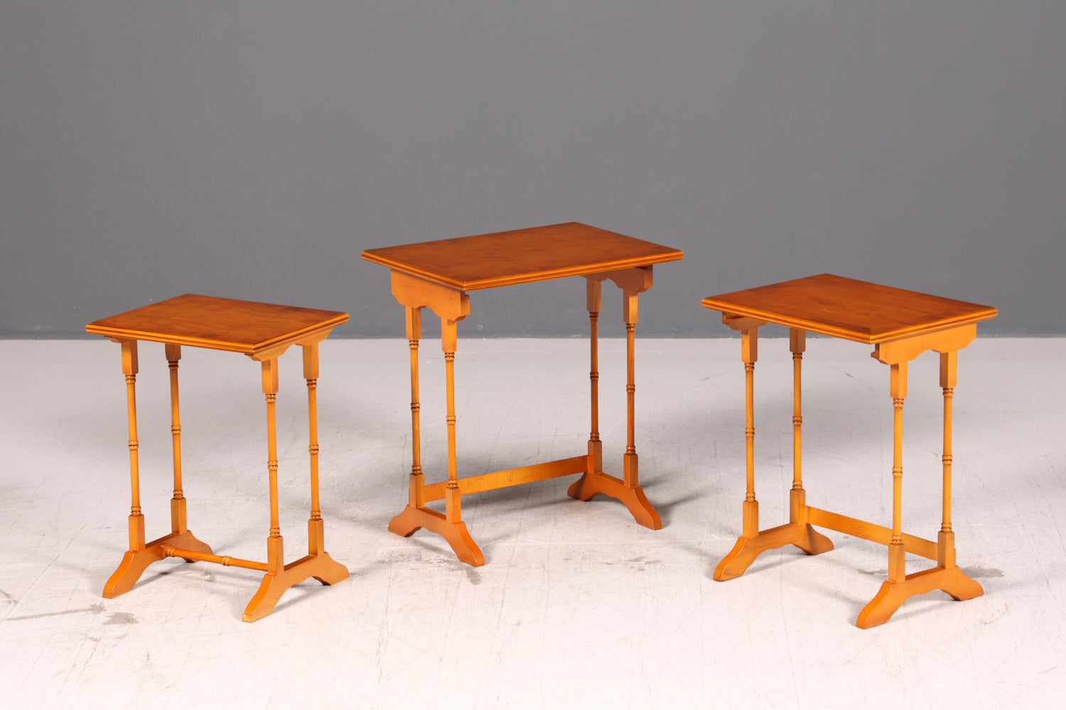 Filigranes Englisches Tisch Set Couchtisch 3er Satz Eibe Ablagetisch Beistelltisch Satztische Antik Vintage