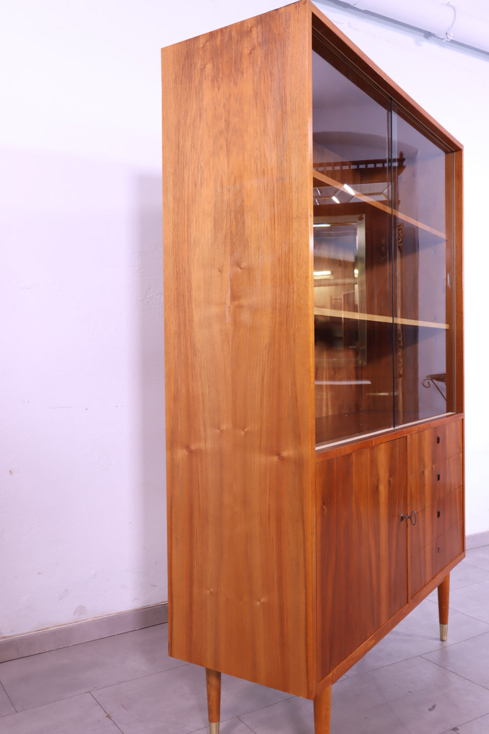 Wunderschönes Mid Century Vitrine Retro Highboard Nussbaum Schrank Kommode
