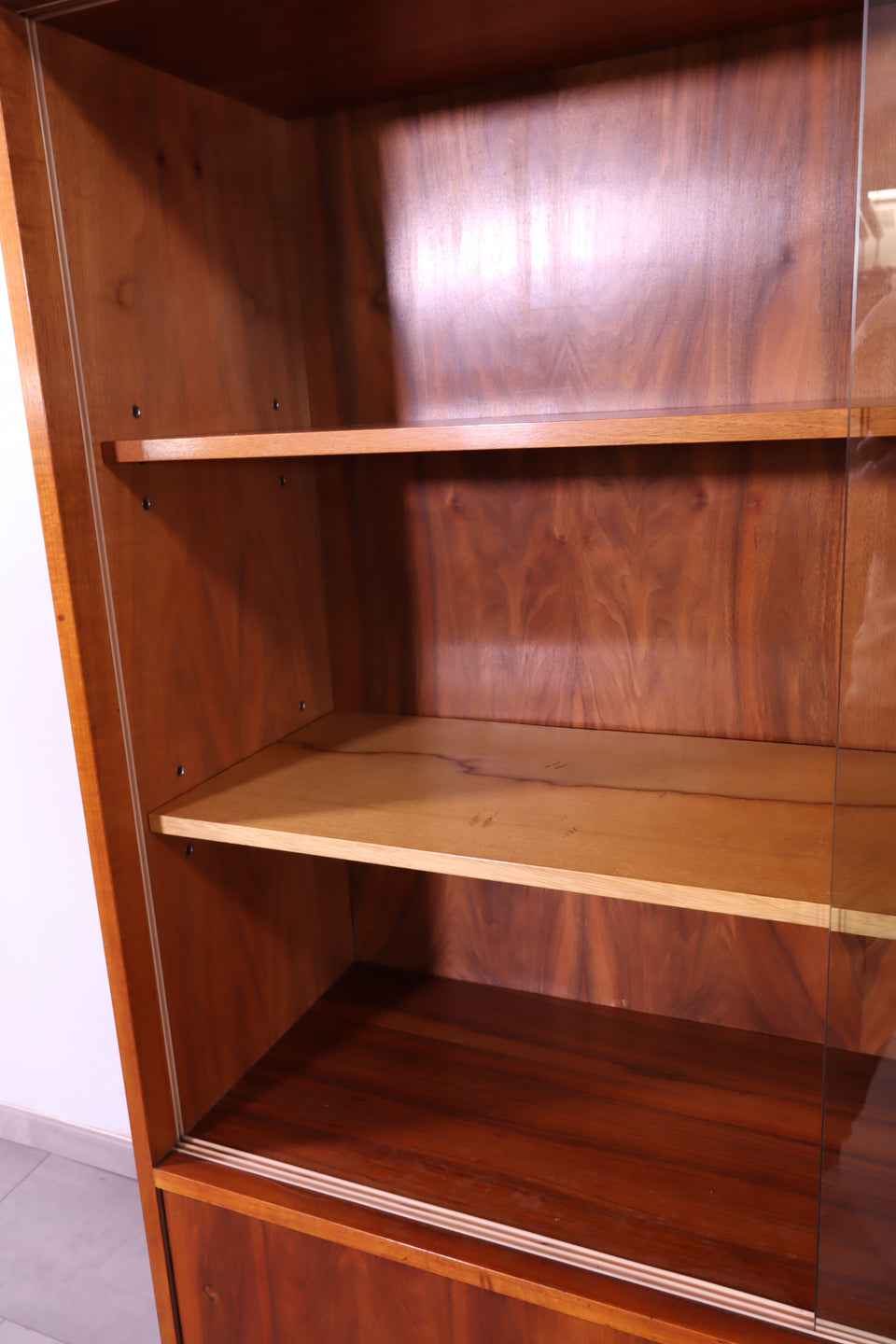 Wunderschönes Mid Century Vitrine Retro Highboard Nussbaum Schrank Kommode