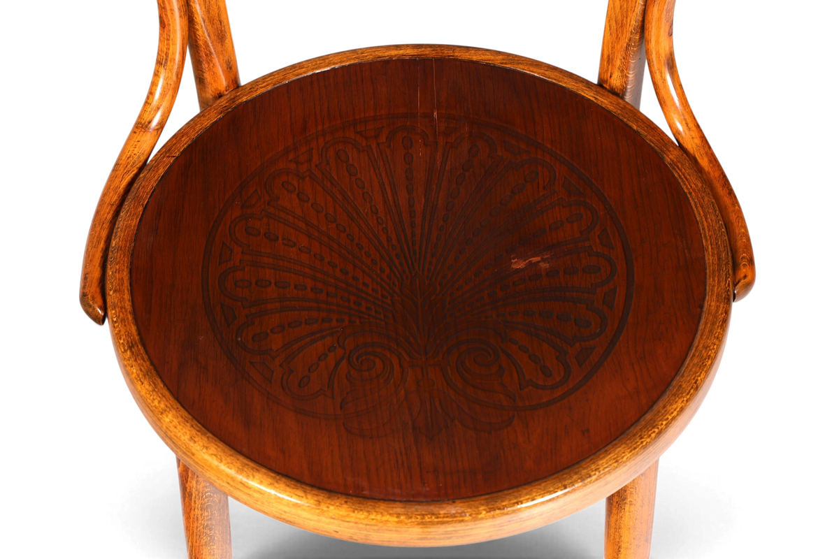 Hauptstadt Möblerei Armlehnstuhl aus Bugholz im Thonet-Stil mit detaillierter floraler Sitzflächen-Gravur