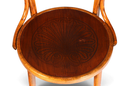 Hauptstadt Möblerei Armlehnstuhl aus Bugholz im Thonet-Stil mit detaillierter floraler Sitzflächen-Gravur