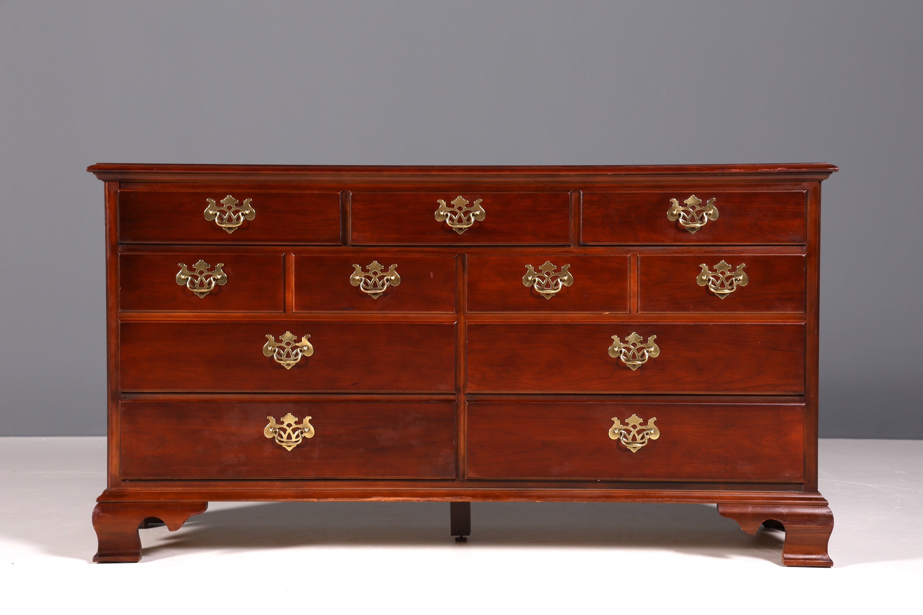 Beautiful sideboard from the brand Drexel Heritage antique style cabinet chest of drawers USA sideboard chest of drawers