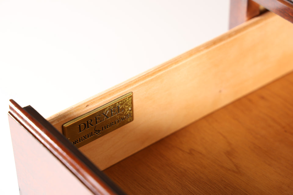 Edles Vertiko der Marke Drexel Heritage Schrank USA Antik Stil Highboard