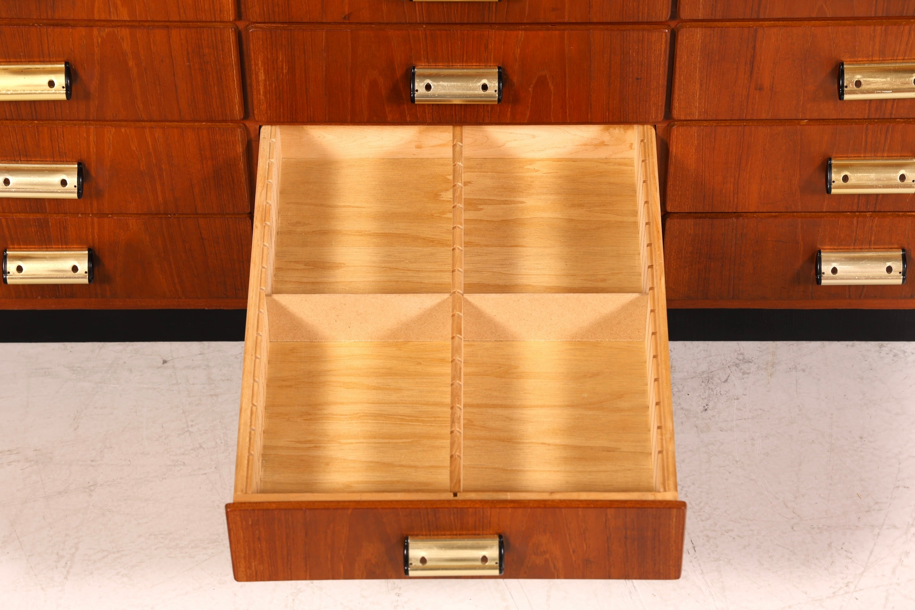 Beeindruckende XXL Mid Century Kommode Vintage Bauhaus Apotheker Schrank Retro Schubladenkommode