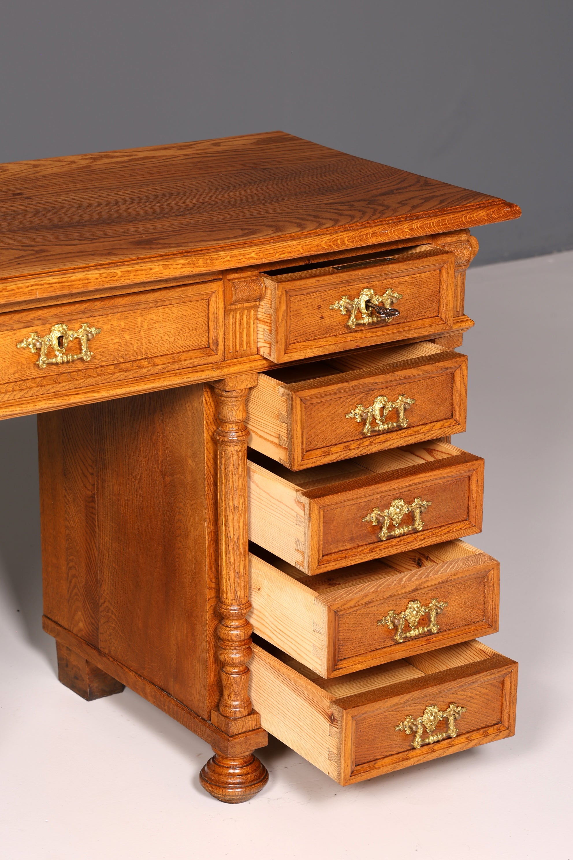 Traumhafter Gründerzeit Schreibtisch Jugendstil Bürotisch Löwenfüße Antik Massivholz