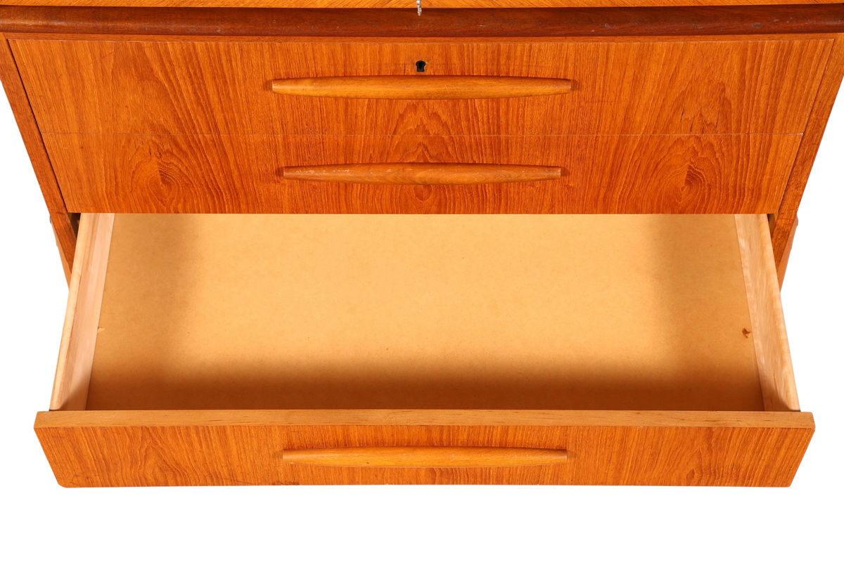Hauptstadt Möblerei Mid Century Sekretär aus Holz mit weit geöffneter Schublade und eleganten Griffen