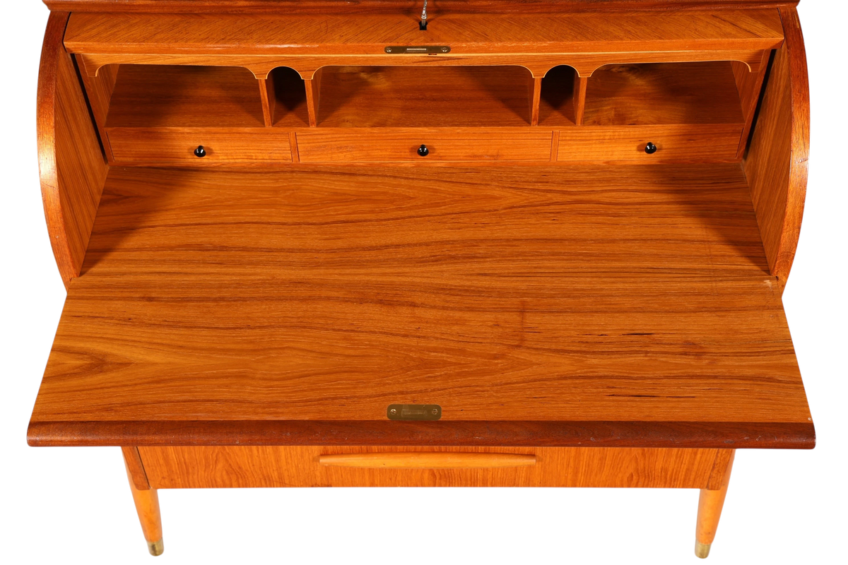 Hauptstadt Möblerei Mid Century Rollladen-Sekretär aus Holz mit ausziehbarer Schreibfläche und Fächern im 60er Jahre Stil