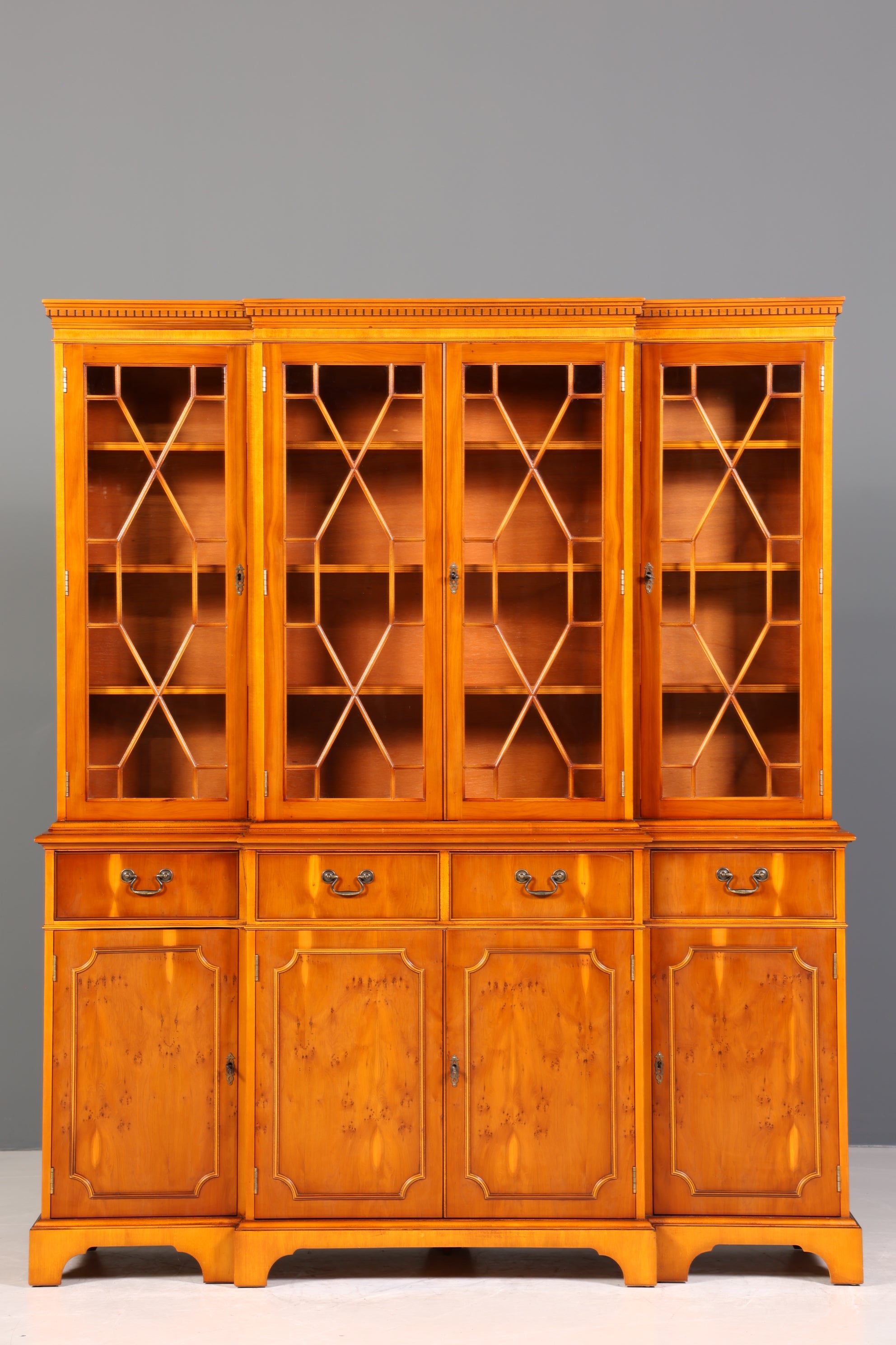 Edle Englische Vitrine Bücherschrank Buffet Antik Stil Englisch Eibe Glasvitrine Bibliothek