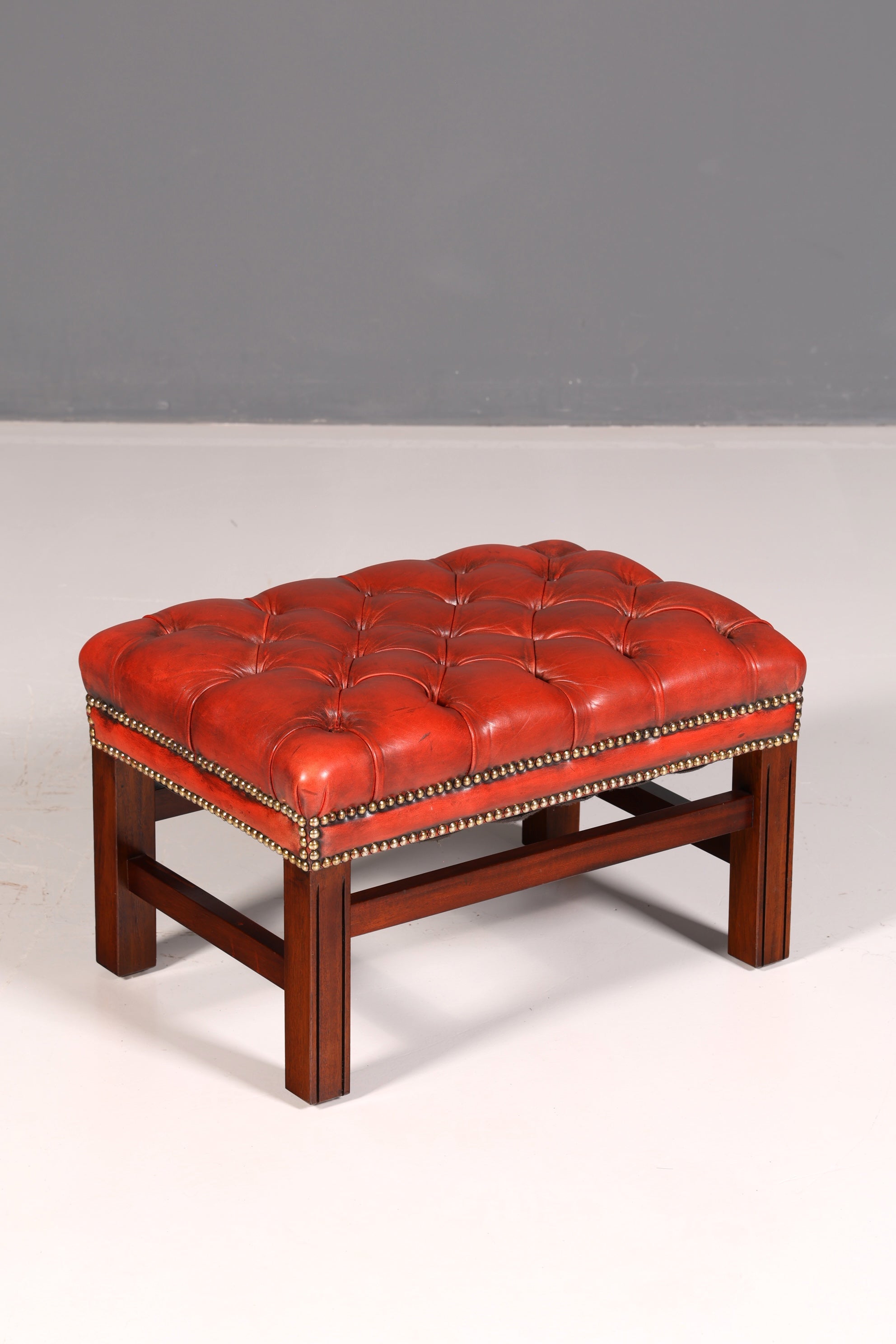 Original Chesterfield Ohrensessel mit Hocker Echtleder Englisch Herrensessel Ledersessel Antik Vintage