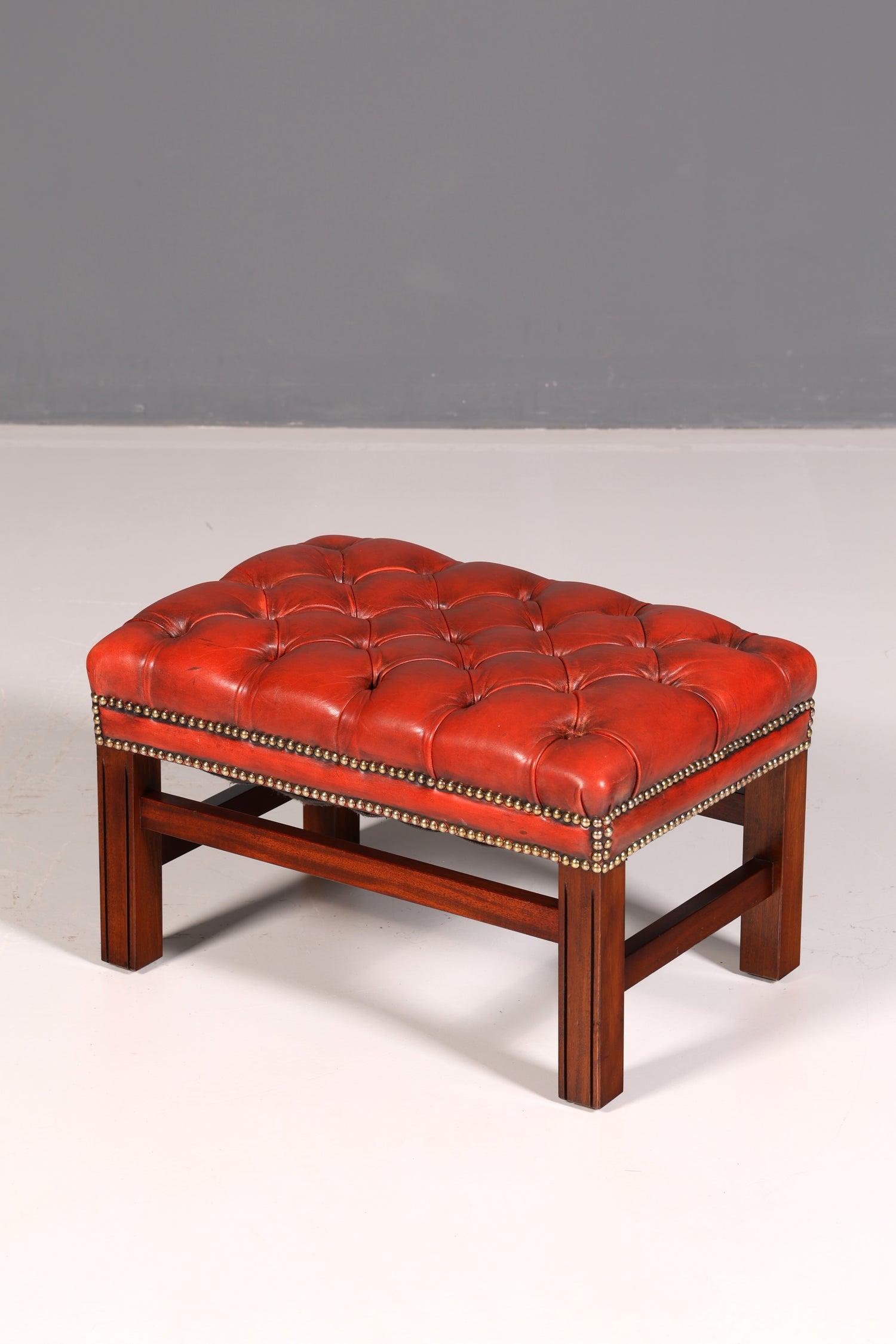 Original Chesterfield Ohrensessel mit Hocker Echtleder Englisch Herrensessel Ledersessel Antik Vintage