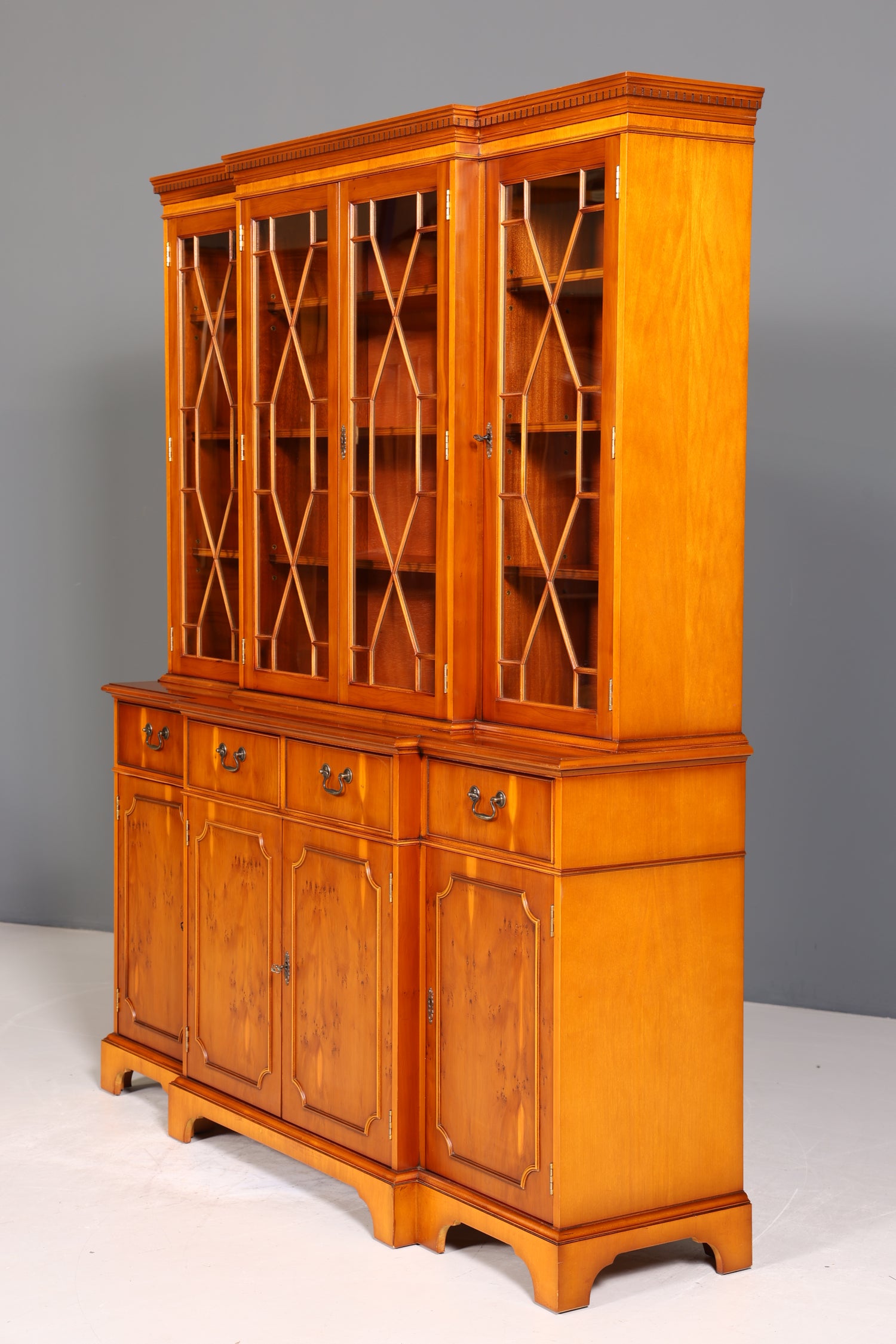 Edle Englische Vitrine Bücherschrank Buffet Antik Stil Englisch Eibe Glasvitrine Bibliothek