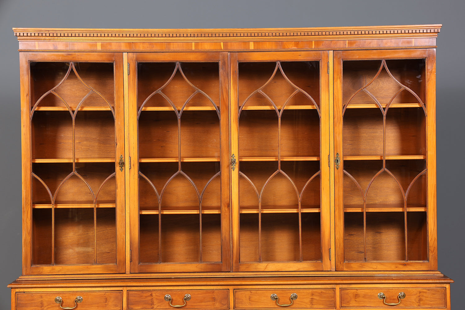 Wunderschöne Englische Vitrine Bücherschrank Buffet Antik Stil Englisch Eibe Glasvitrine Bibliothek