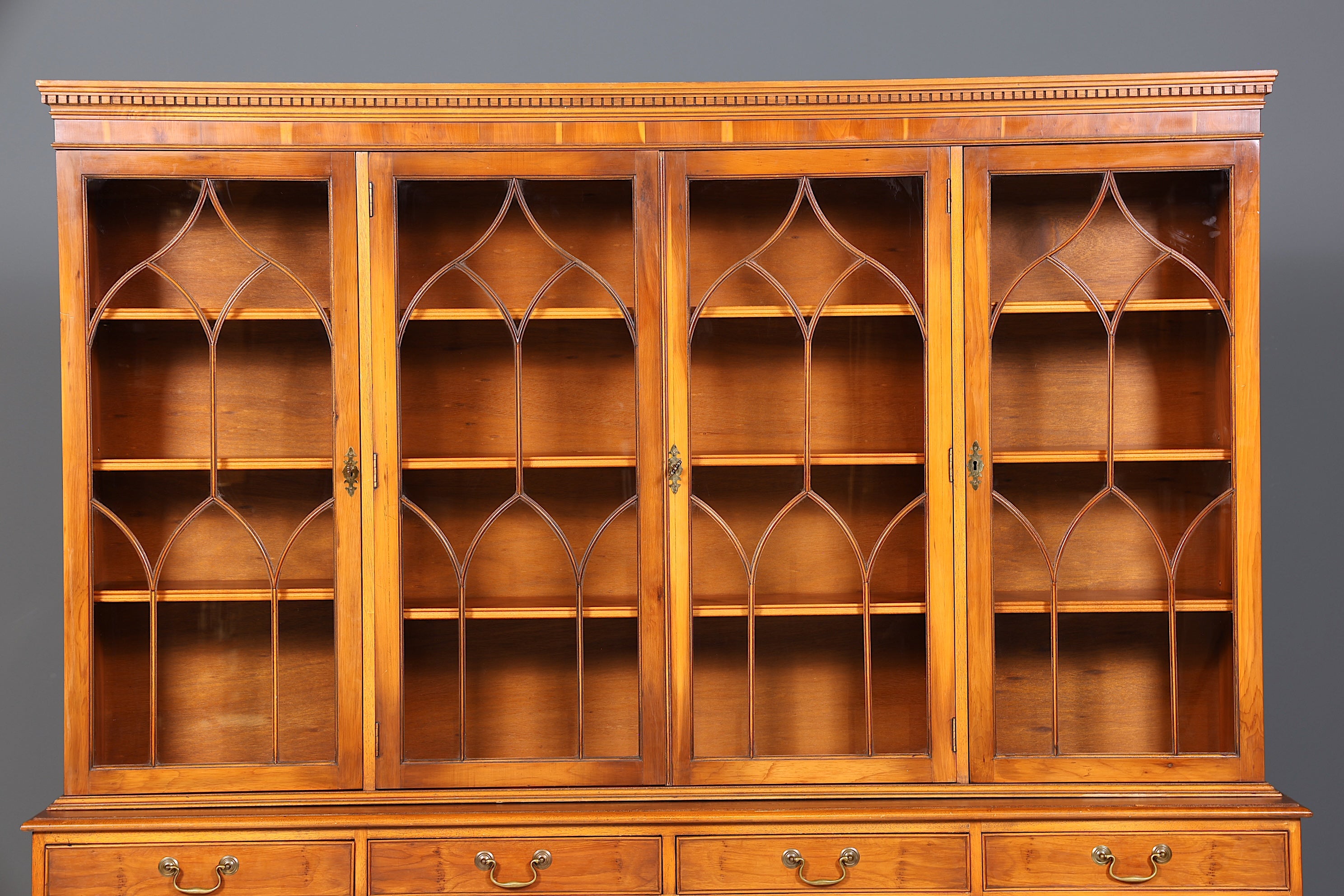 Wunderschöne Englische Vitrine Bücherschrank Buffet Antik Stil Englisch Eibe Glasvitrine Bibliothek