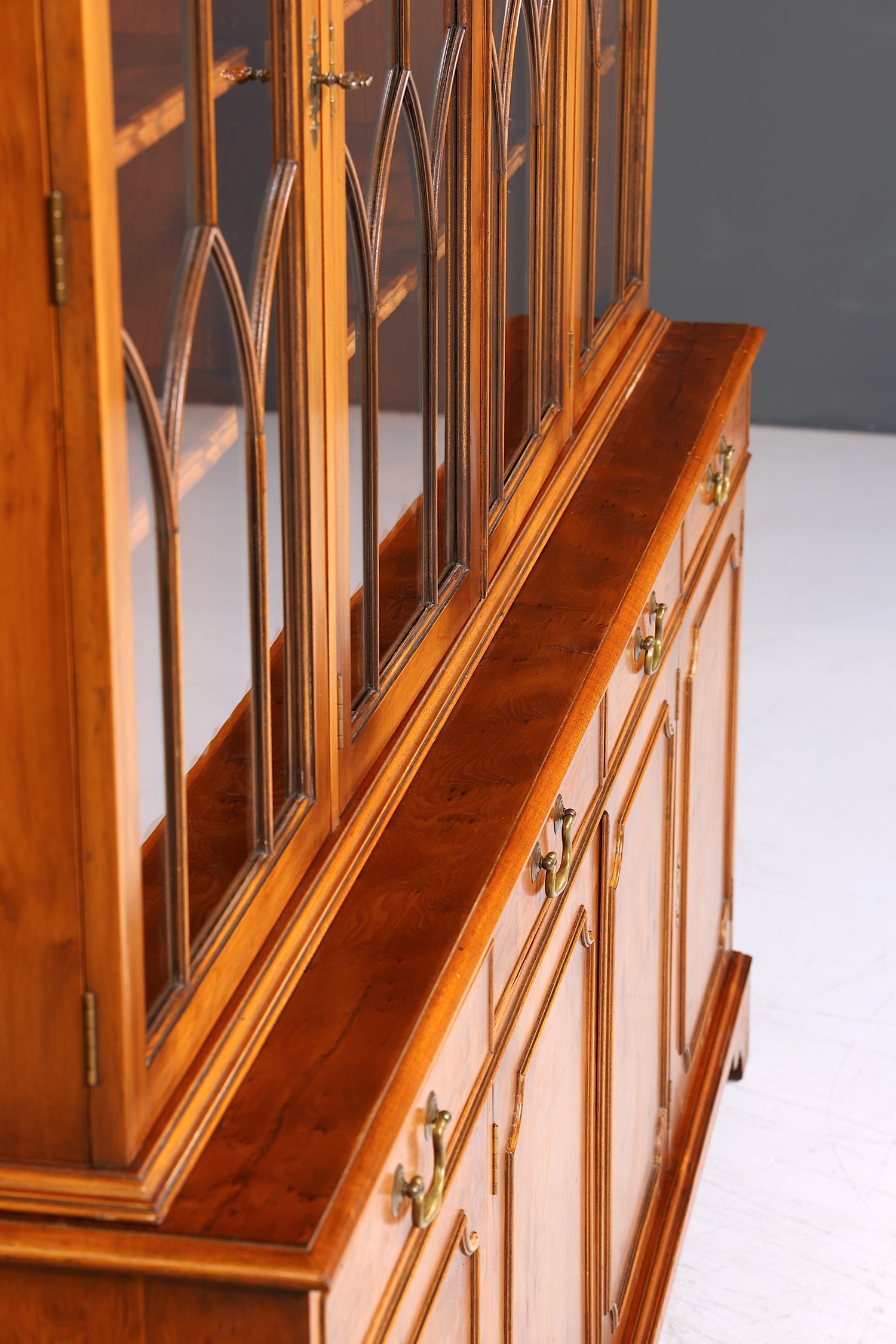 Wunderschöne Englische Vitrine Bücherschrank Buffet Antik Stil Englisch Eibe Glasvitrine Bibliothek