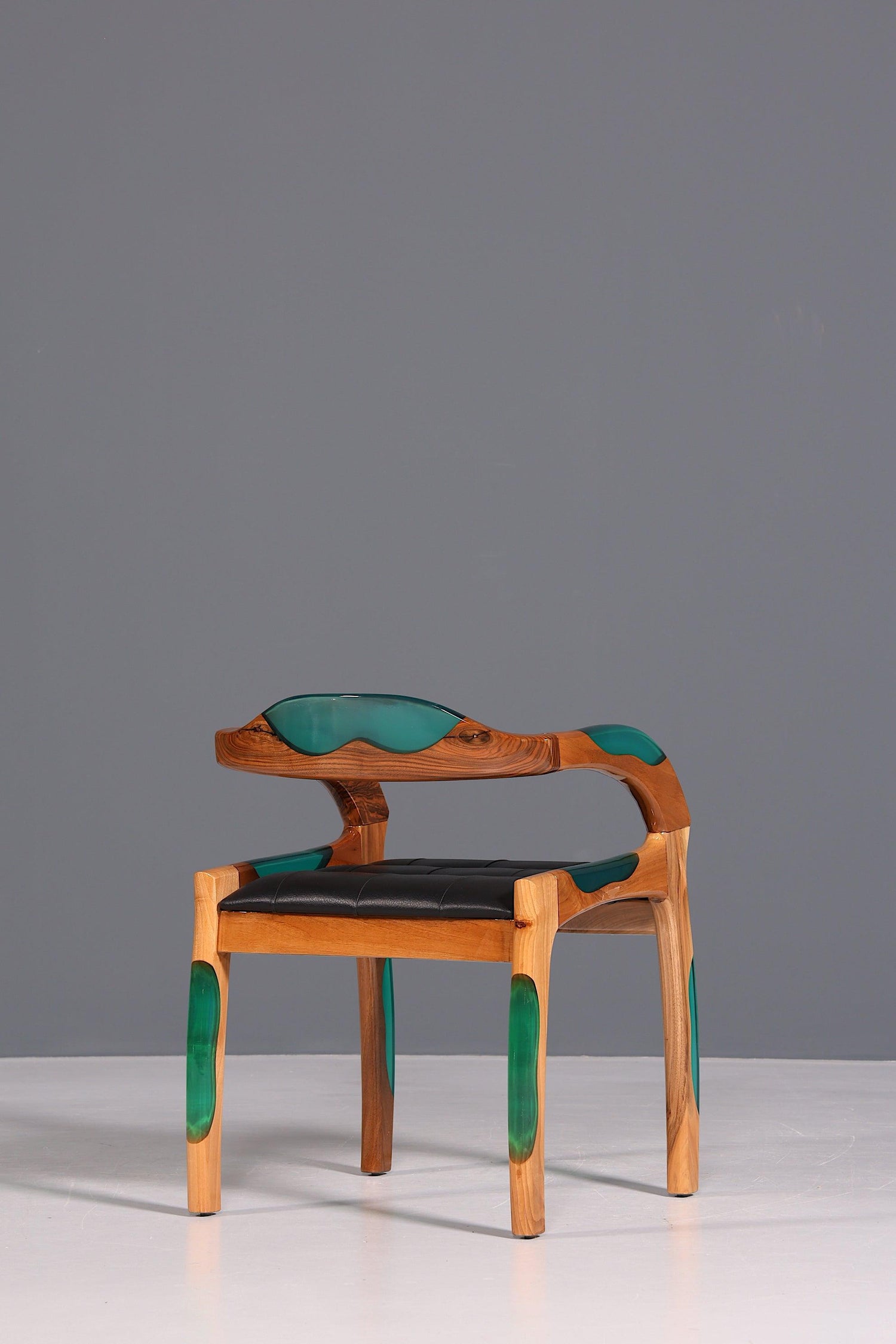Epoxy Sessel &quot;Arnson Plus Green&quot; Epoxidharz Armlehnsessel Massiv Holz Stuhl Nussbaum Sekretär Stuhl