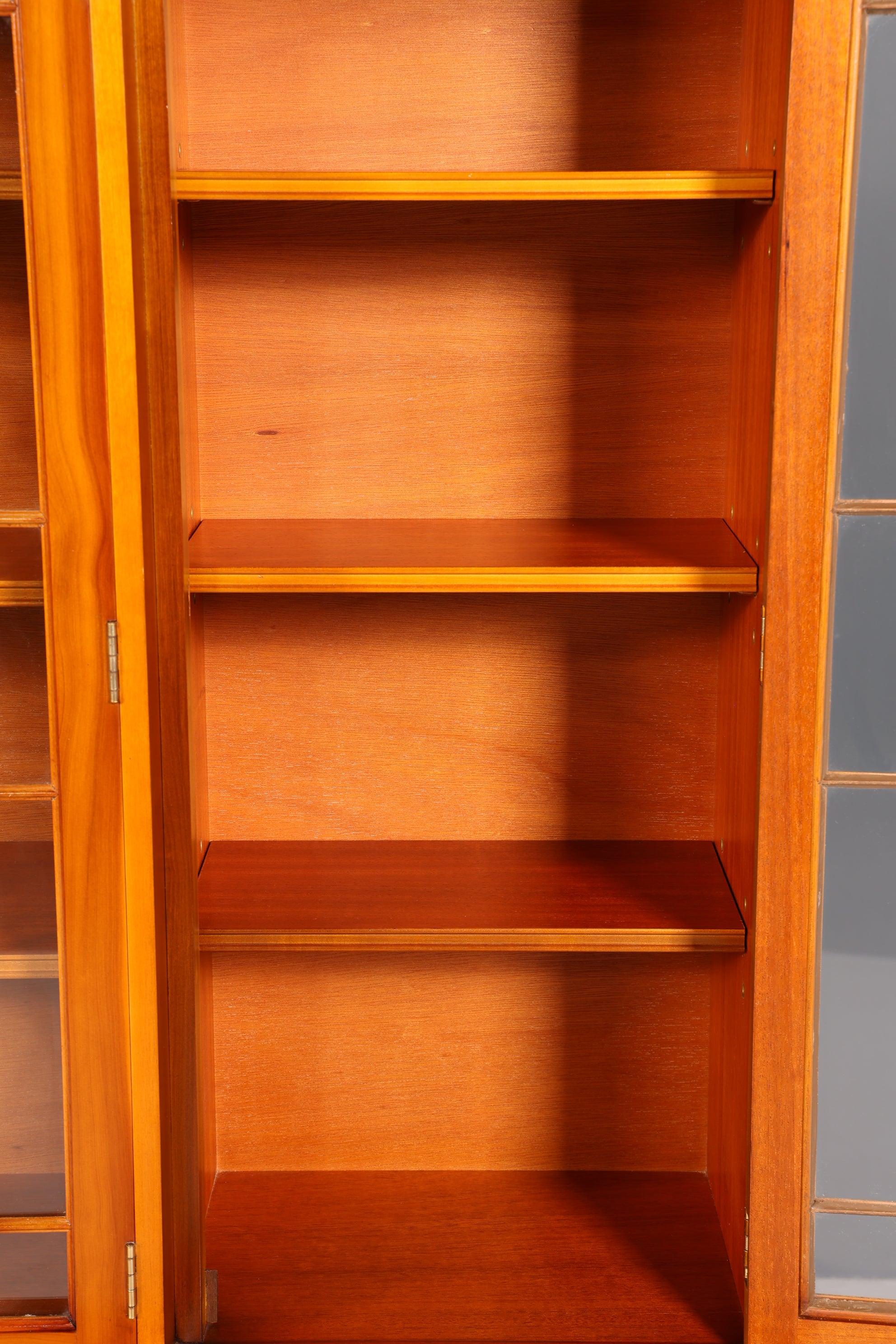 Edle Englische Vitrine Bücherschrank Buffet Antik Stil Englisch Eibe Glasvitrine Bibliothek