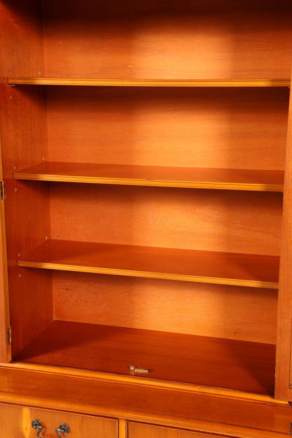 Edle Englische Vitrine Bücherschrank Buffet Antik Stil Englisch Eibe Glasvitrine Bibliothek