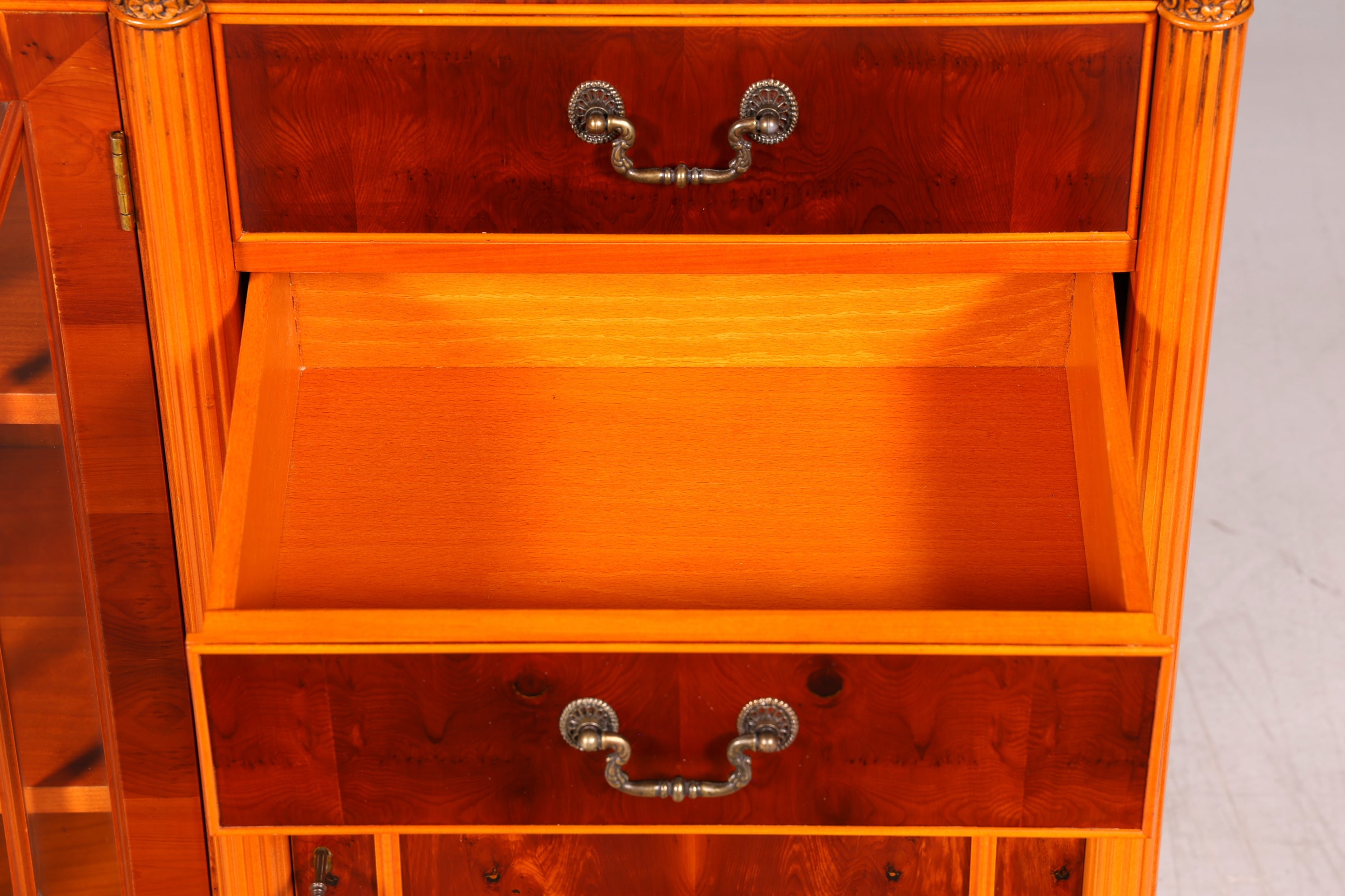 G802 Finish Wunderschöne Englische Vitrine Bücherschrank Buffet Antik Stil Englisch Eibe Glasvitrine Bibliothek (Kopie)