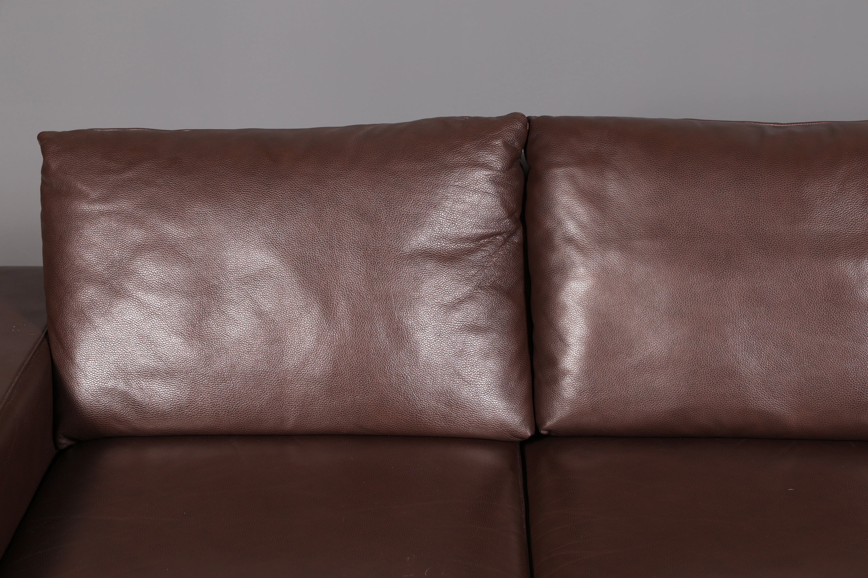 Beautiful Stressless E200 corner sofa in genuine brown leather with chaise longue, footstool, and vintage leather upholstery.