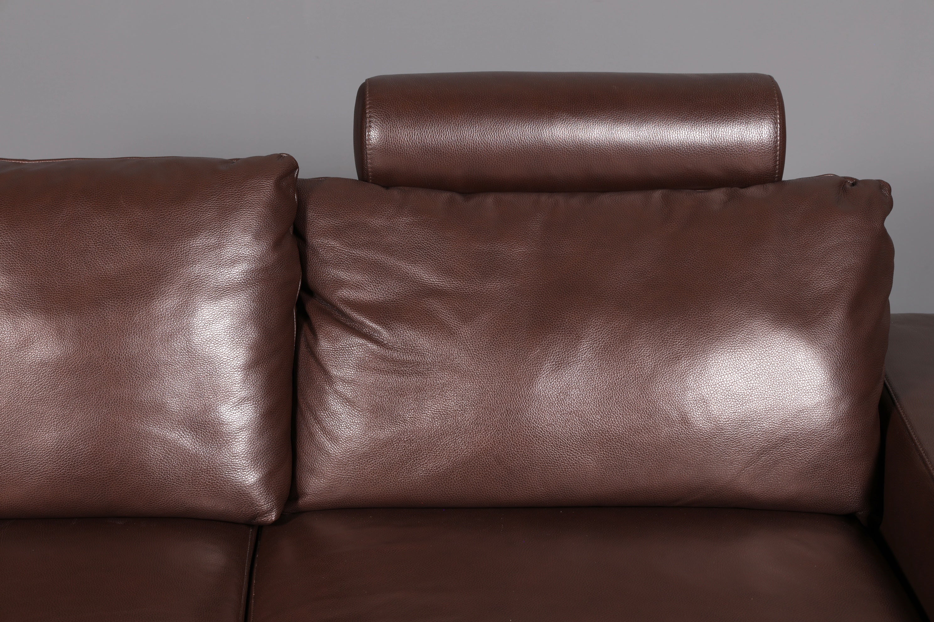 Beautiful Stressless E200 corner sofa in genuine brown leather with chaise longue, footstool, and vintage leather upholstery.