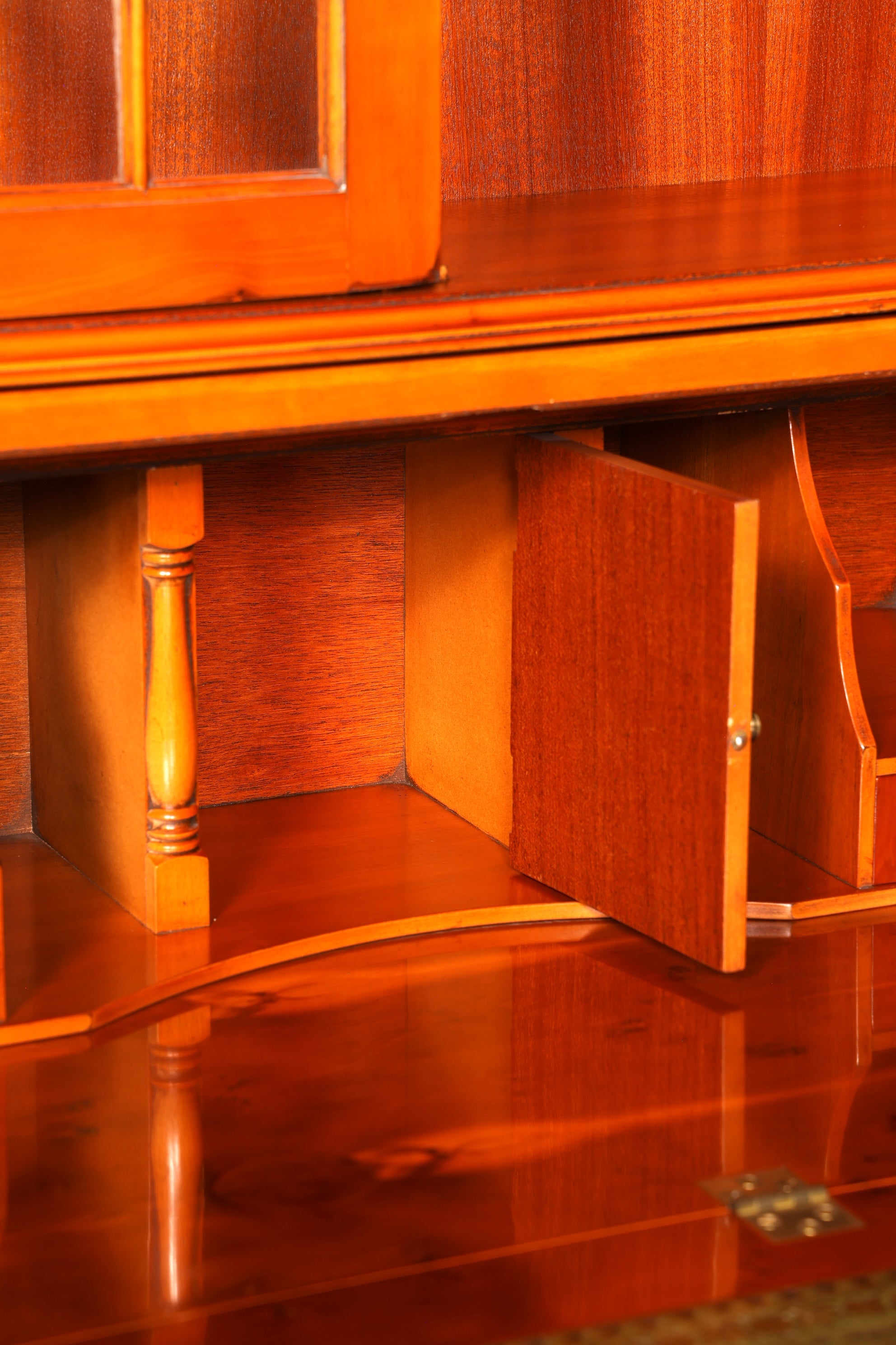 Stilvoller Englischer Sekretär Büro Aufsatzsekretär Eibe Antik Stil echt Lederauflage Vitrinen Schrank UK