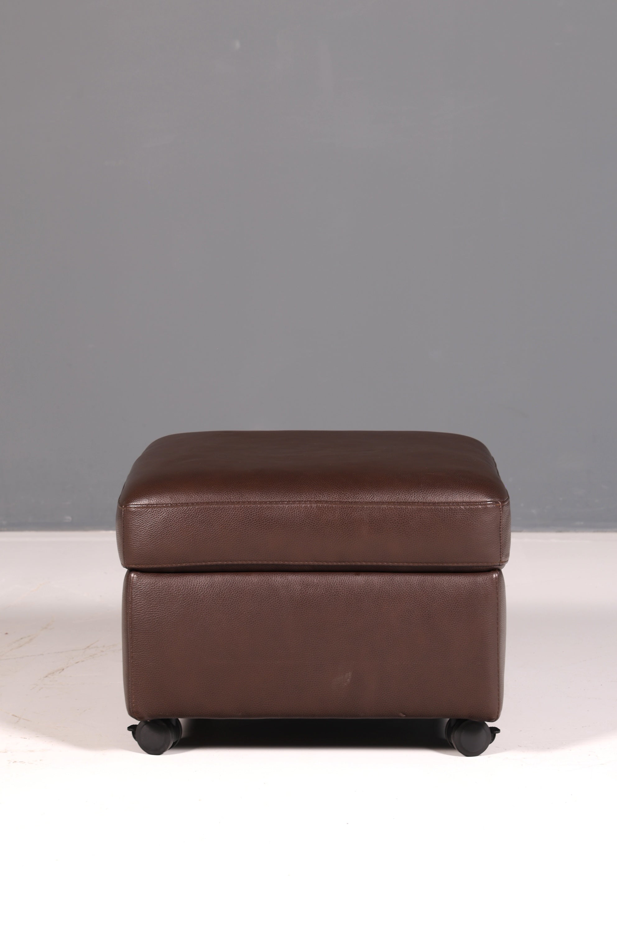 Beautiful Stressless E200 corner sofa in genuine brown leather with chaise longue, footstool, and vintage leather upholstery.