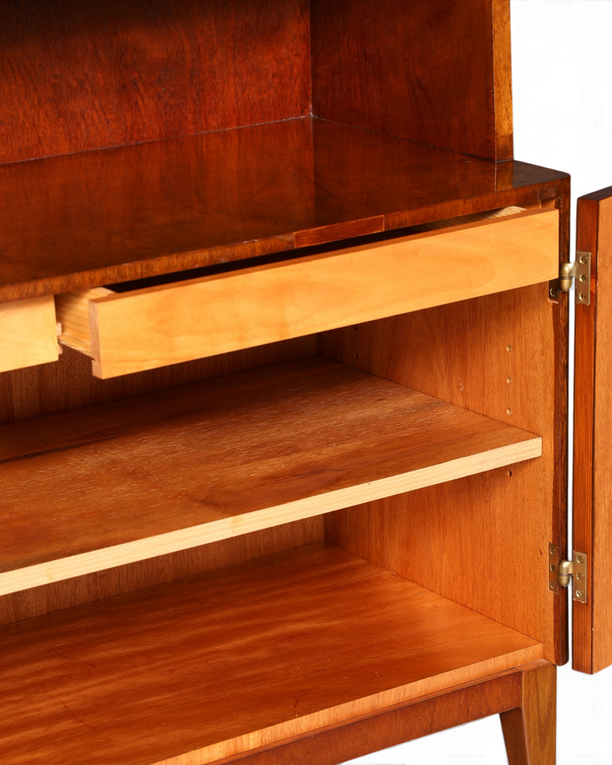 Hauptstadt Möblerei Mid Century Bücherregal aus Nussbaum mit Unterschrank, Schublade und höhenverstellbarem Regalboden