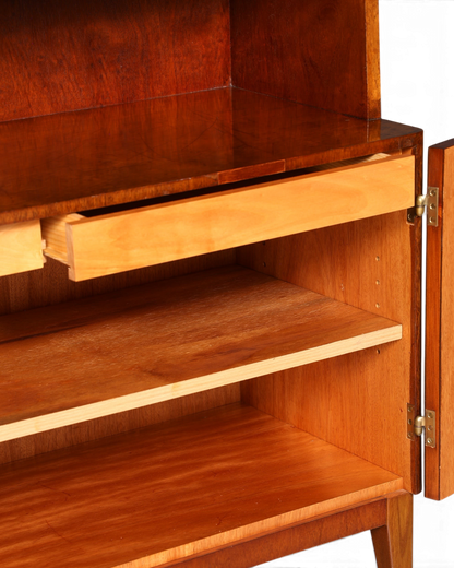 Hauptstadt Möblerei Mid Century Bücherregal aus Nussbaum mit Unterschrank, Schublade und höhenverstellbarem Regalboden