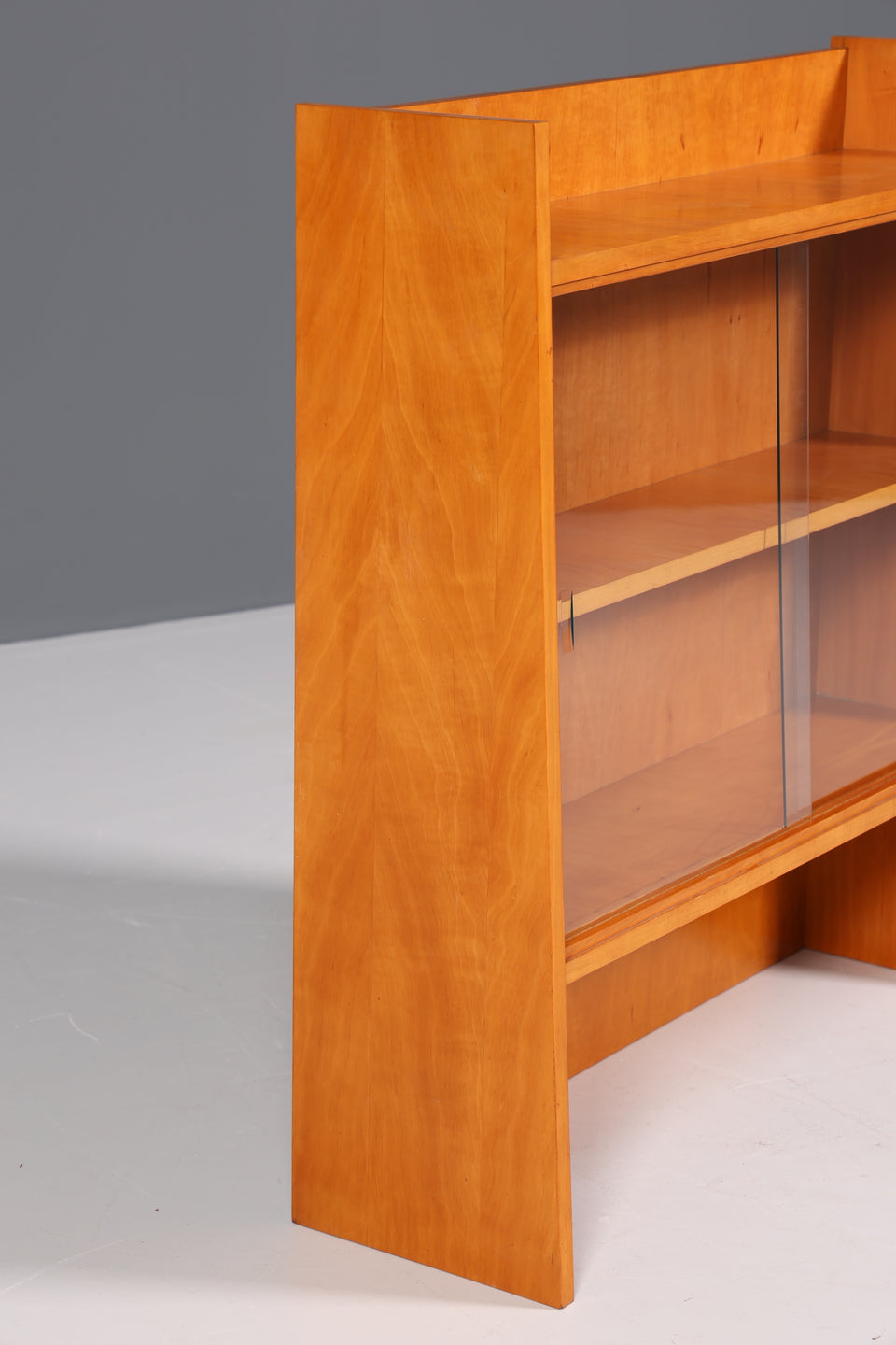 Wunderschönes Mid Century Regal Vintage Stand Vitrine 2 von 3