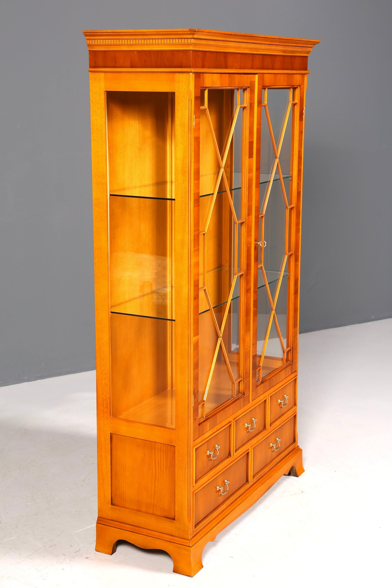 Wunderschöne Englische Vitrine Eibe Bücherschrank Original Mercury Buffet Antik Stil Glasvitrine