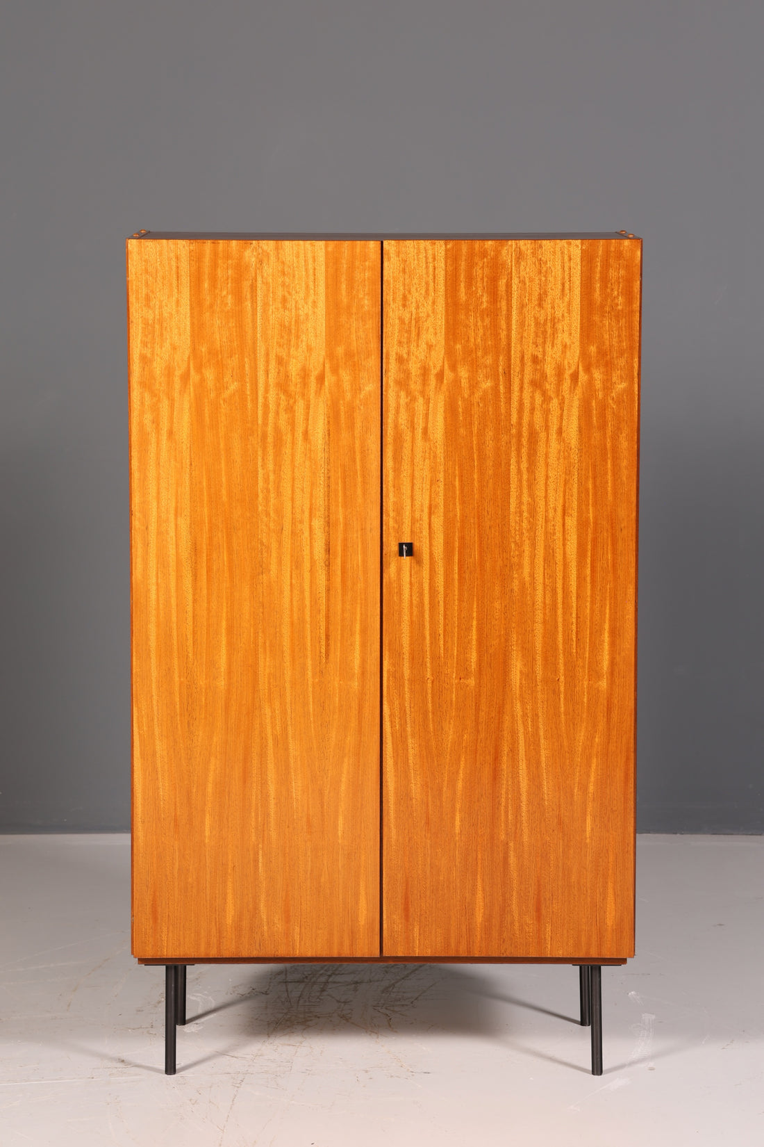 Traumhafter Mid Century Kleiderschrank Vintage Schrank Retro Wäscheschrank Dielenschrank 60s Holz