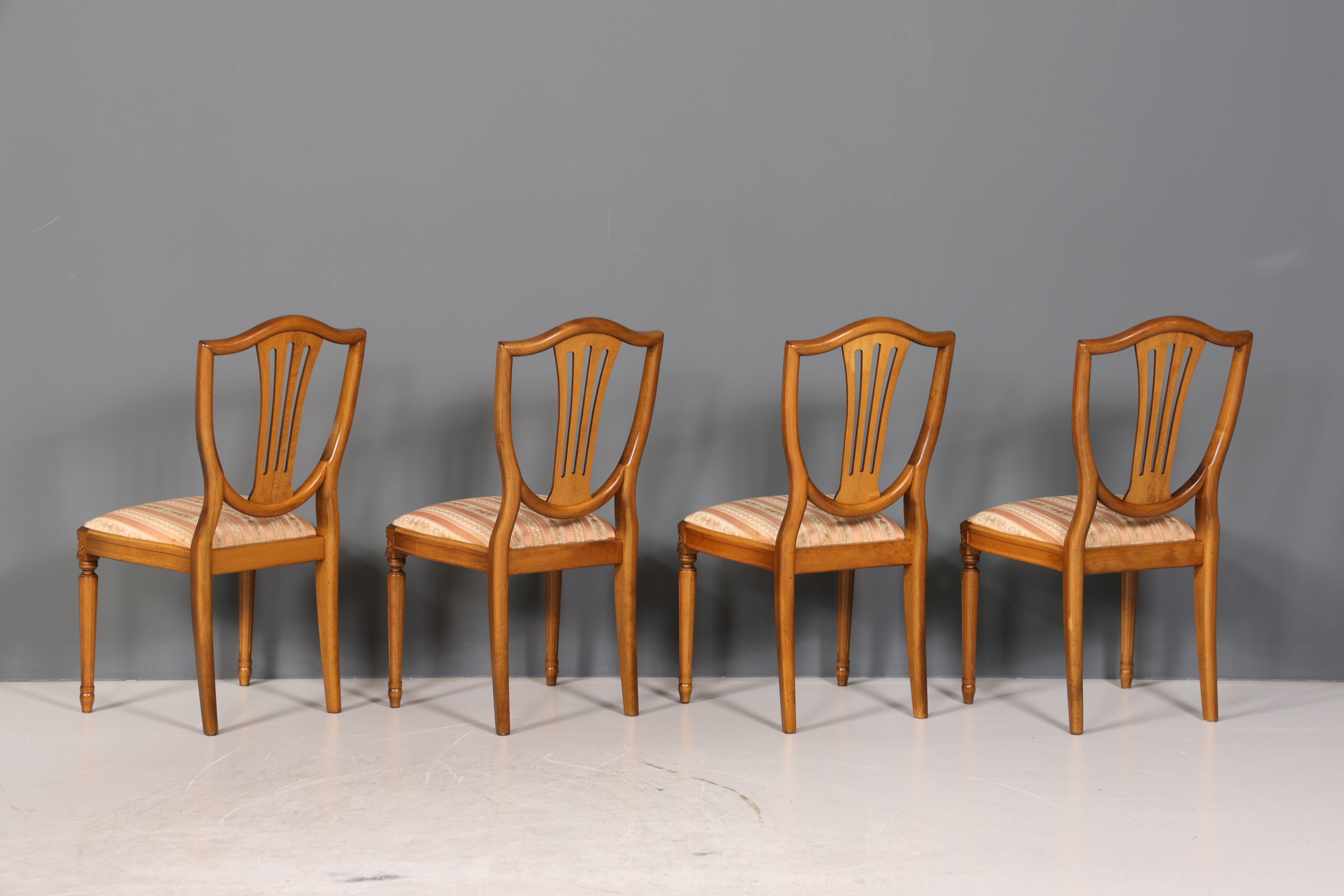 4x Traumhafte Stühle im Gustavianischer Stil Englisch Stil Küchenstühle Antik Stil Esszimmer Stuhl Set