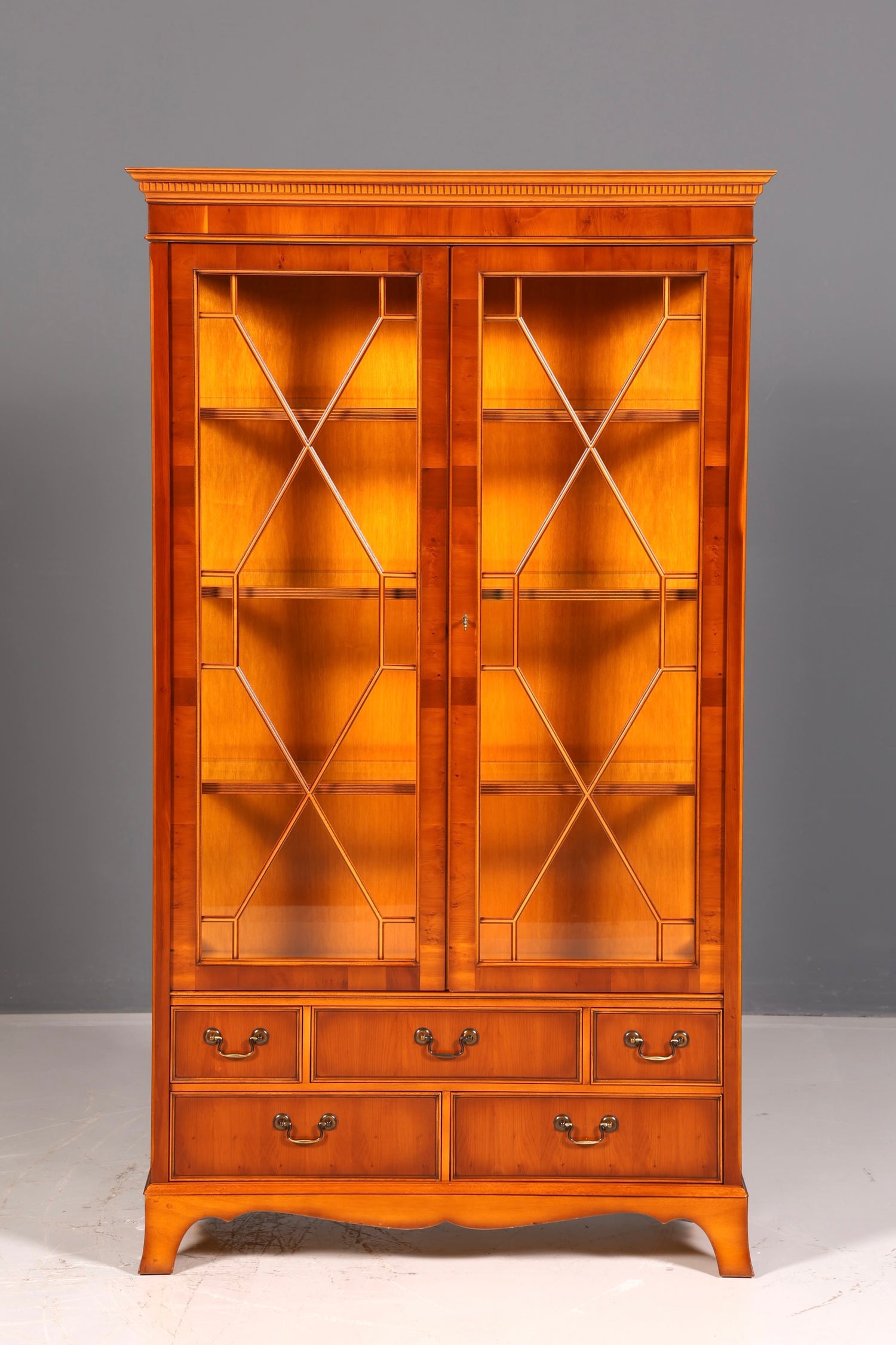 Wunderschöne Original Heldense Vitrine Englische Eibe Bücherschrank Glasvitrine mit Beleuchtung