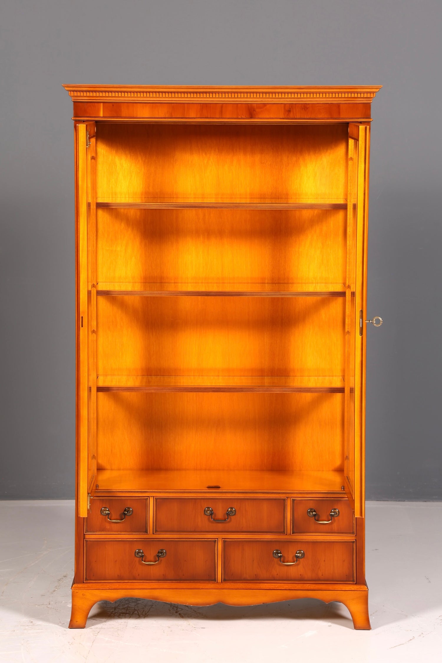 Wunderschöne Original Heldense Vitrine Englische Eibe Bücherschrank Glasvitrine mit Beleuchtung