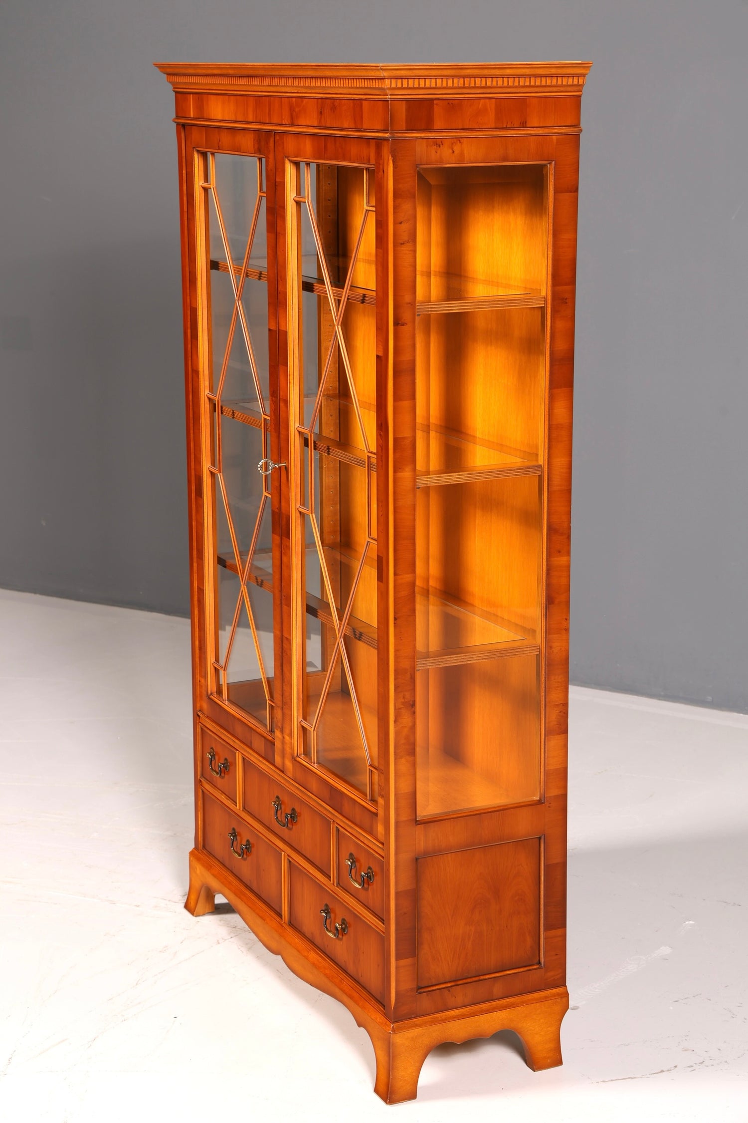 Wunderschöne Original Heldense Vitrine Englische Eibe Bücherschrank Glasvitrine mit Beleuchtung