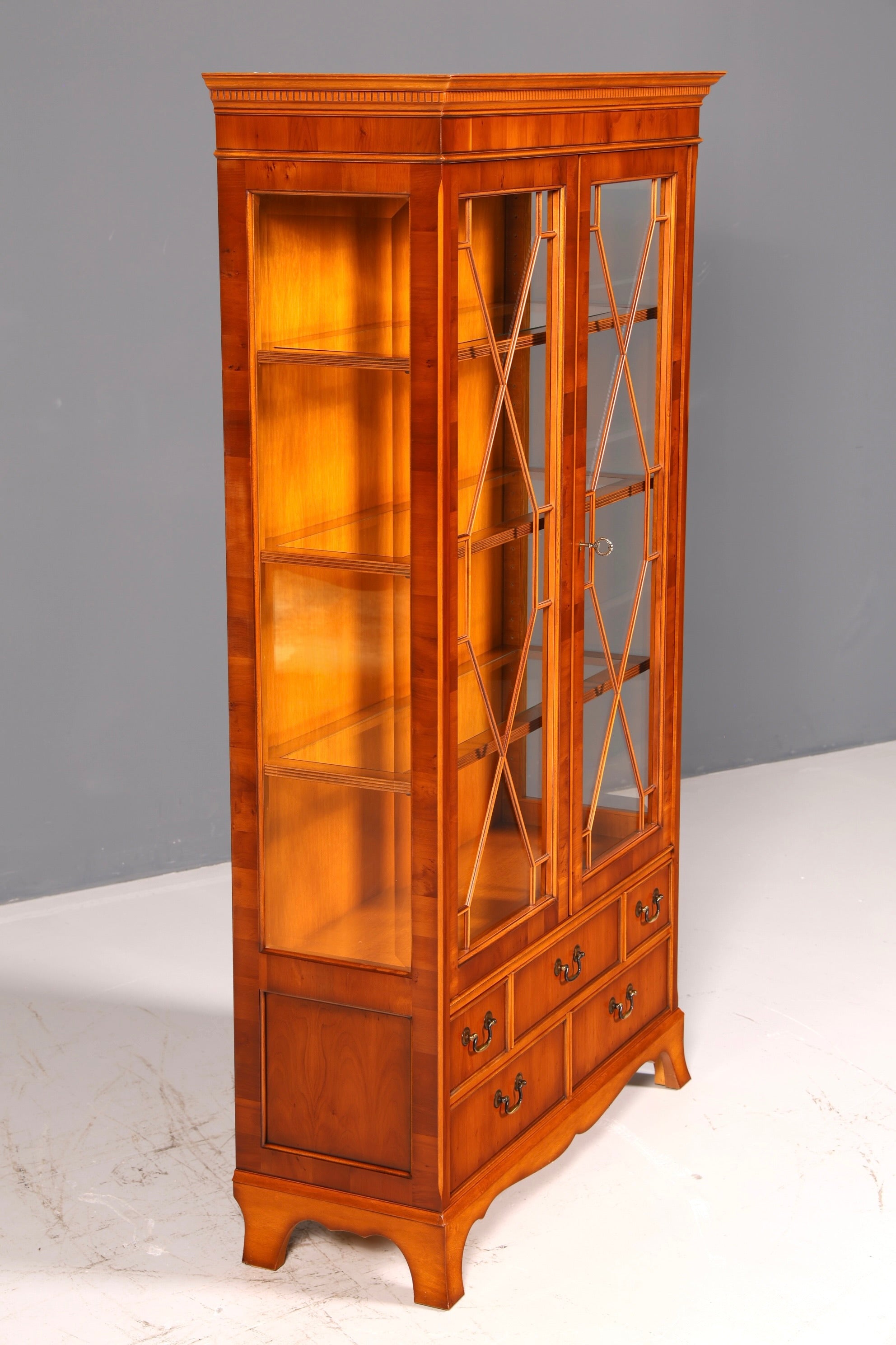 Wunderschöne Original Heldense Vitrine Englische Eibe Bücherschrank Glasvitrine mit Beleuchtung