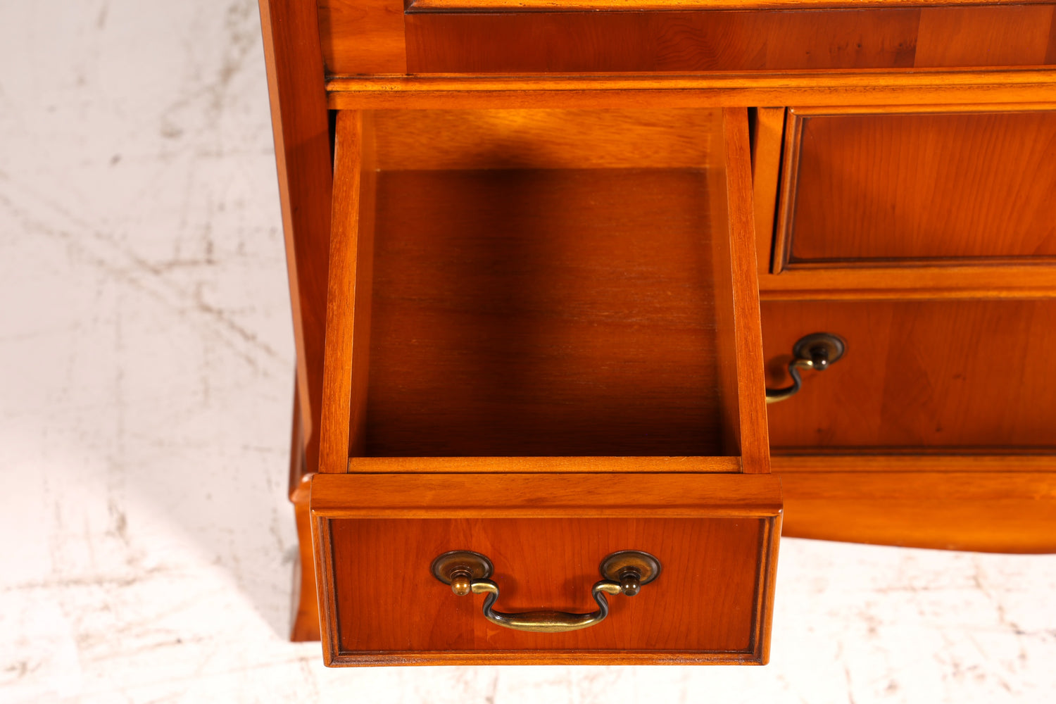 Wunderschöne Original Heldense Vitrine Englische Eibe Bücherschrank Glasvitrine mit Beleuchtung