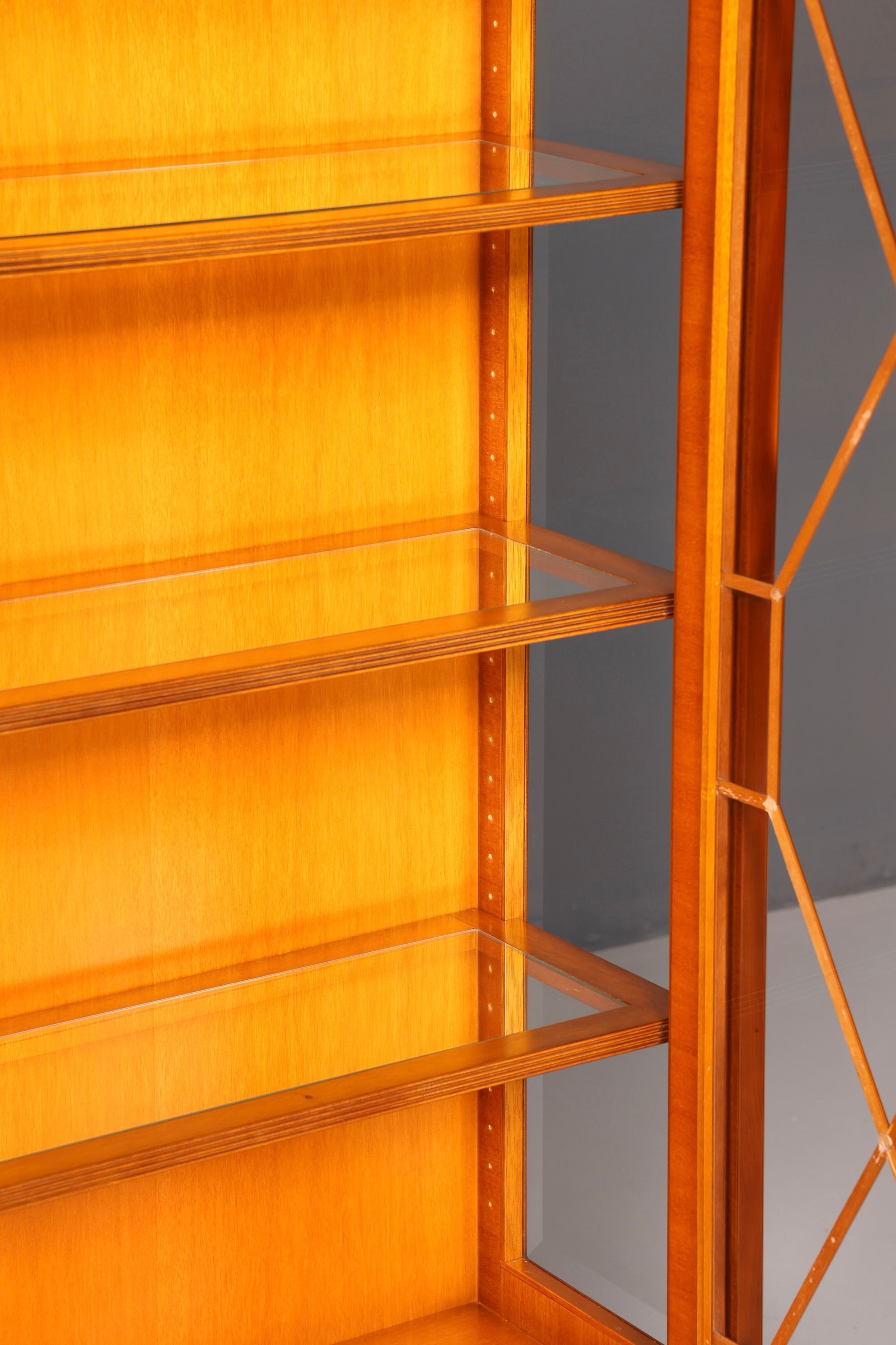 Wunderschöne Original Heldense Vitrine Englische Eibe Bücherschrank Glasvitrine mit Beleuchtung