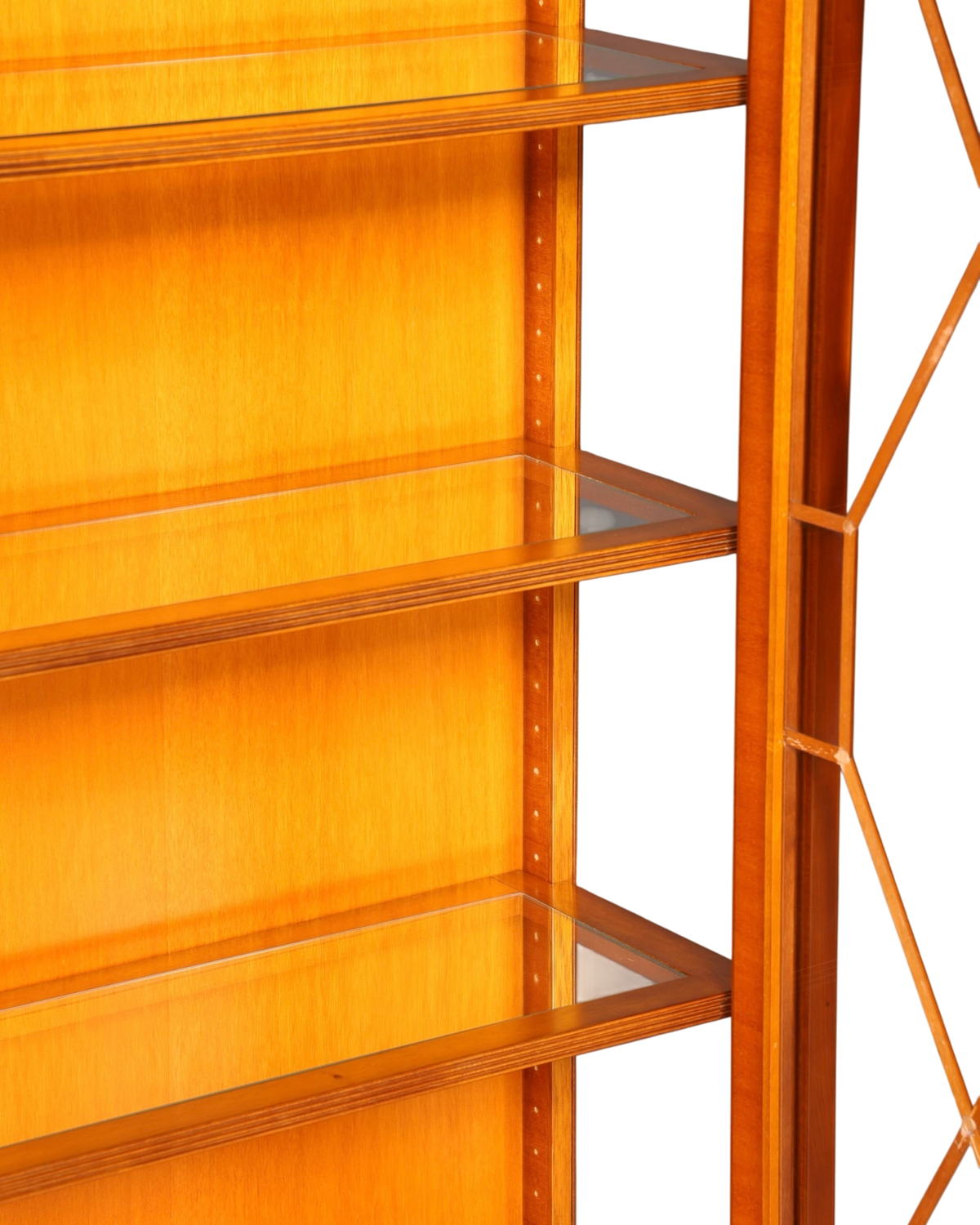 Hauptstadt Möblerei Heldense Vitrine aus englischer Eibe mit Glasböden und integrierter Beleuchtung