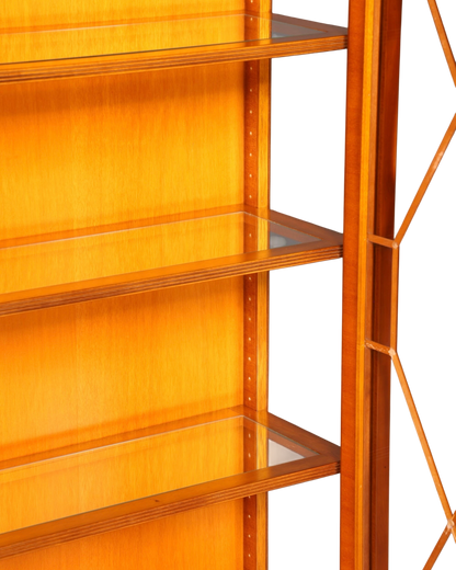 Hauptstadt Möblerei Heldense Vitrine aus englischer Eibe mit Glasböden und integrierter Beleuchtung