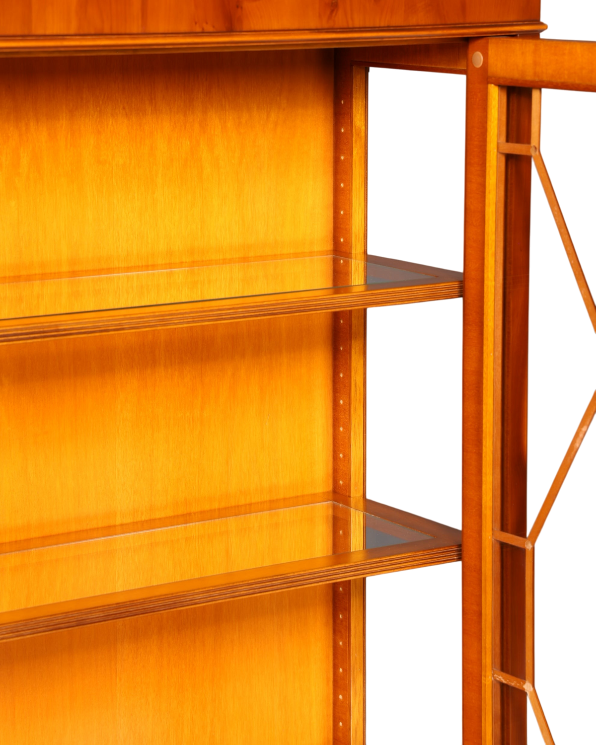 Hauptstadt Möblerei Heldense Vitrine aus englischer Eibe mit Glasböden und integrierter Beleuchtung