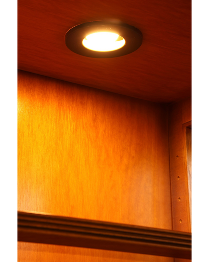 Hauptstadt Möblerei Heldense Vitrine aus Eibenholz mit integrierter warmer Innenbeleuchtung im Detail